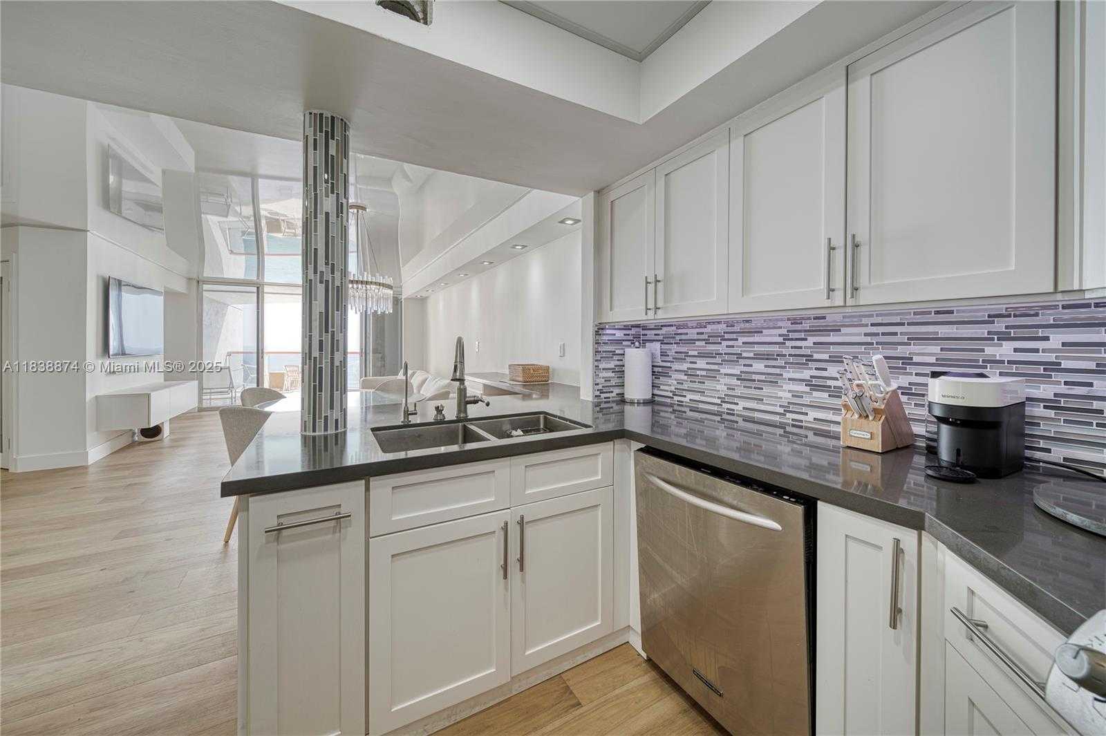 Small Image of 6767 COLLINS AVE #1706, Miami Beach Number 12