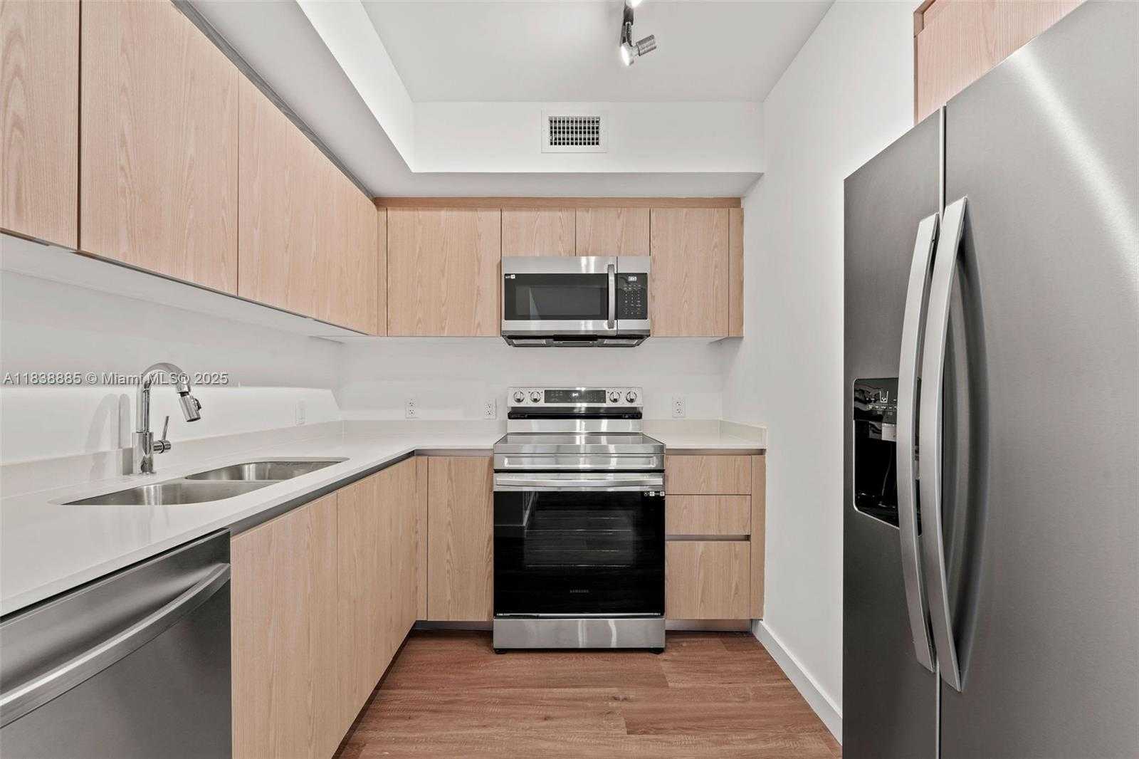 Small Image of 1500 BAY RD #C-1009, Miami Beach Number 3