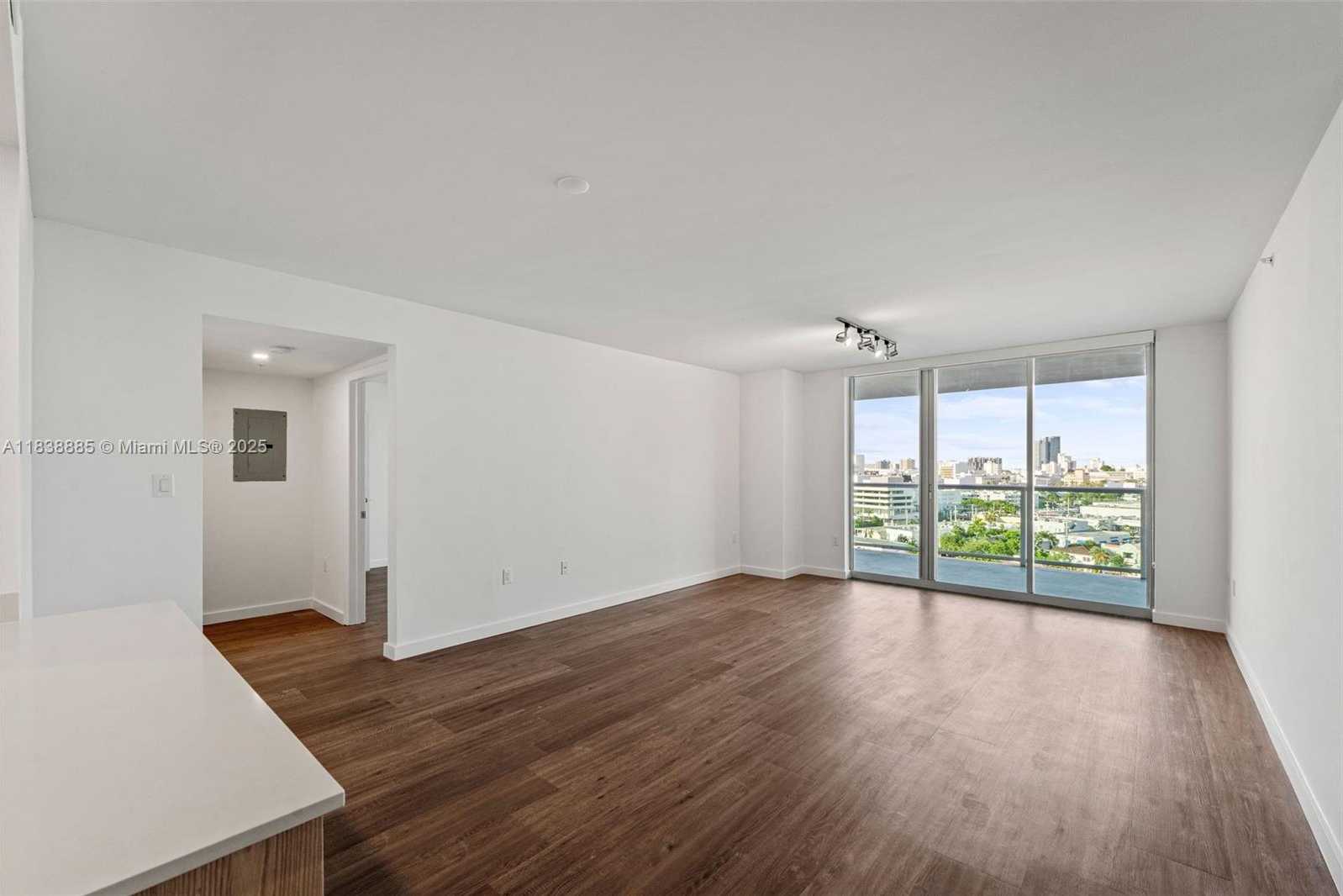 Small Image of 1500 BAY RD #C-1009, Miami Beach Number 4