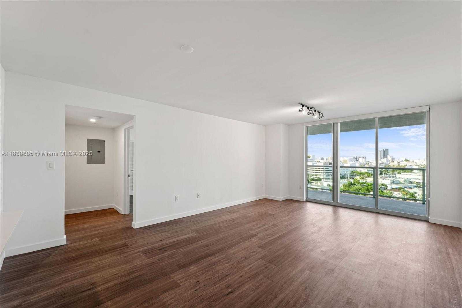 Small Image of 1500 BAY RD #C-1009, Miami Beach Number 5