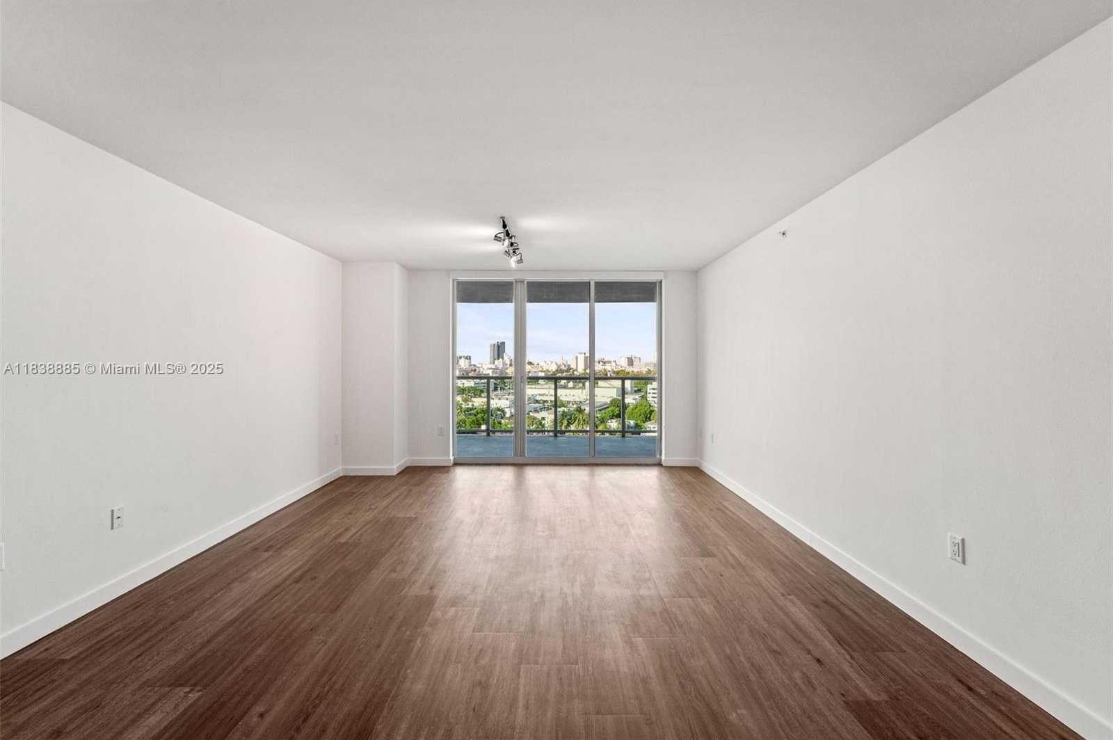 Small Image of 1500 BAY RD #C-1009, Miami Beach Number 6