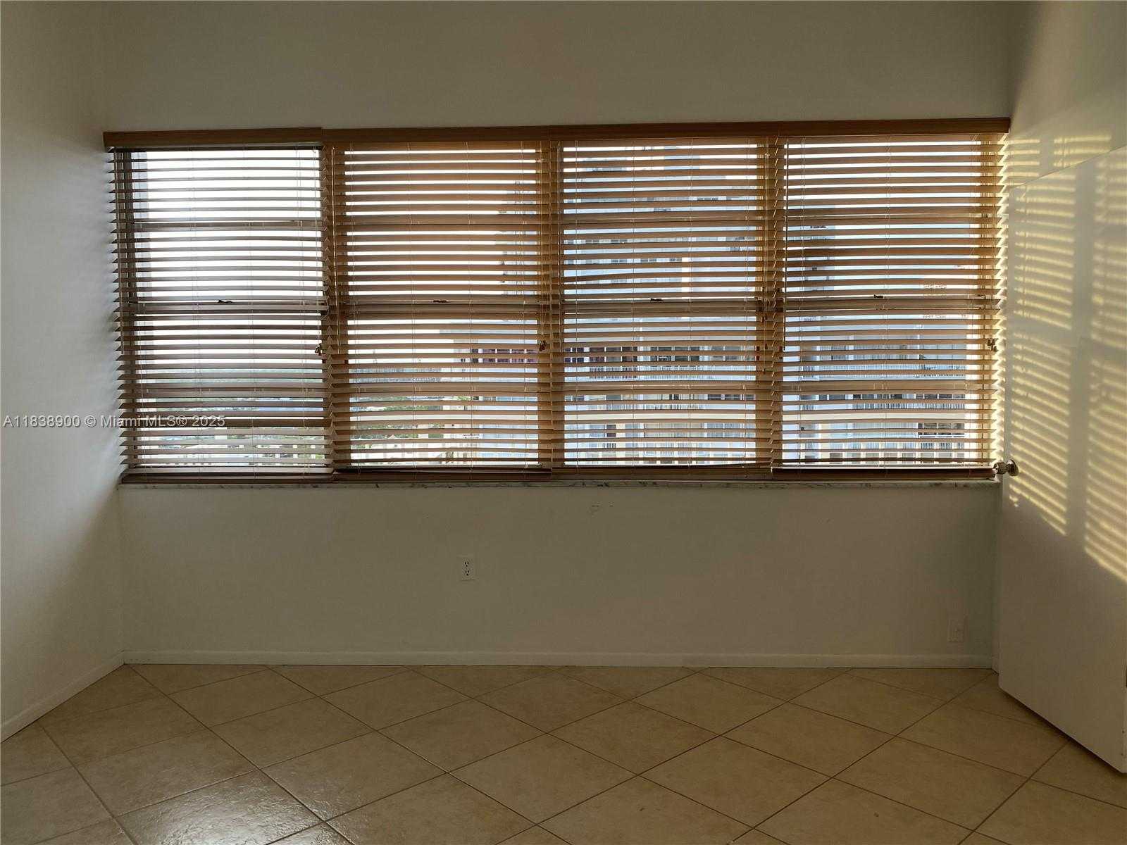 Small Image of 18031 BISCAYNE BLVD #PH02, Aventura Number 17
