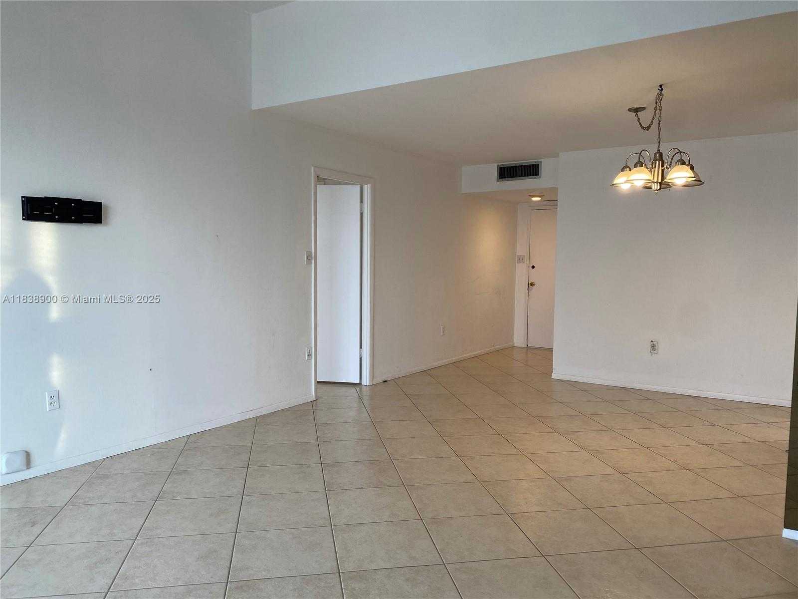 Small Image of 18031 BISCAYNE BLVD #PH02, Aventura Number 3