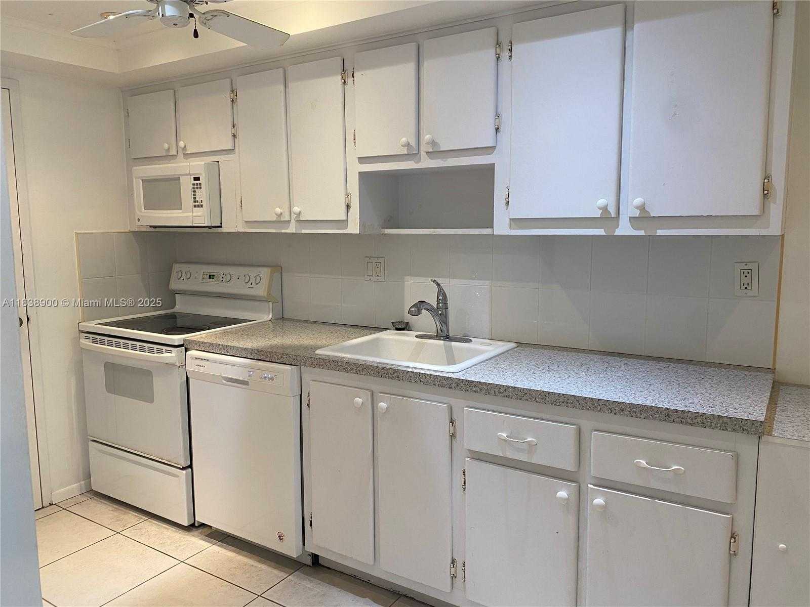 Small Image of 18031 BISCAYNE BLVD #PH02, Aventura Number 4