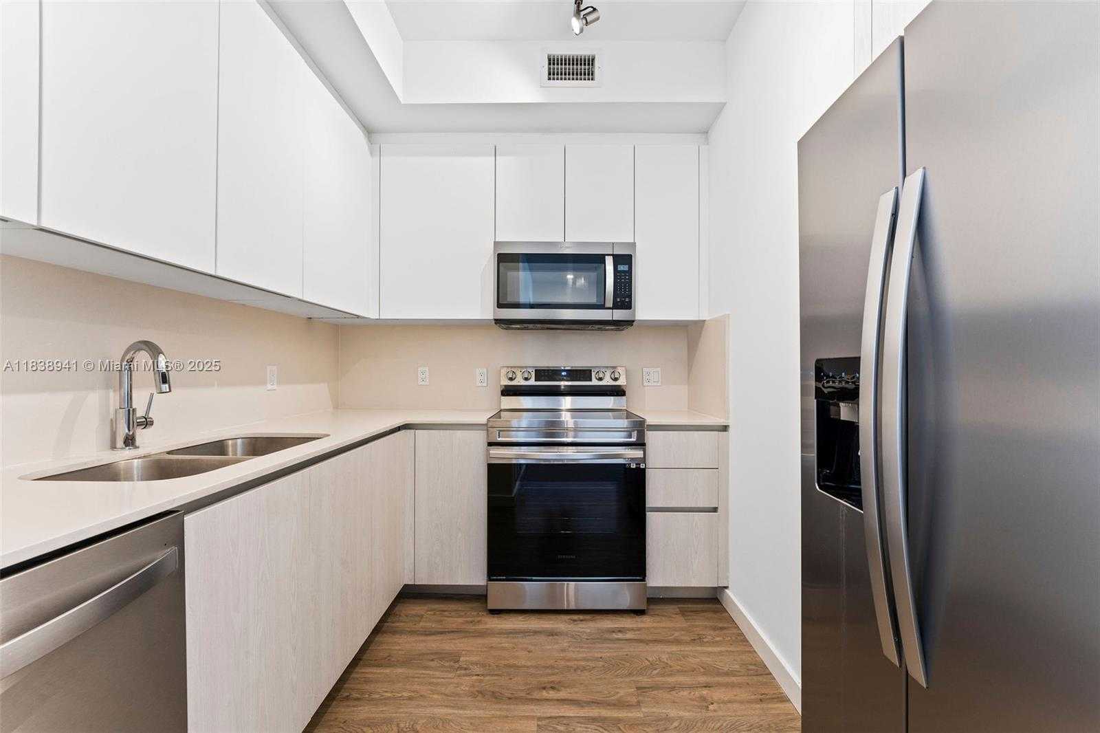 Small Image of 1500 BAY RD #C-2909, Miami Beach Number 3