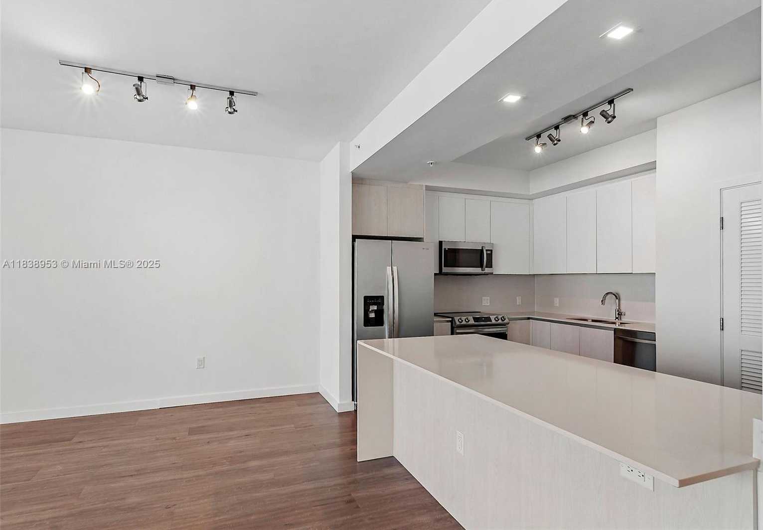 Small Image of 1500 BAY RD #C-2211, Miami Beach Number 4