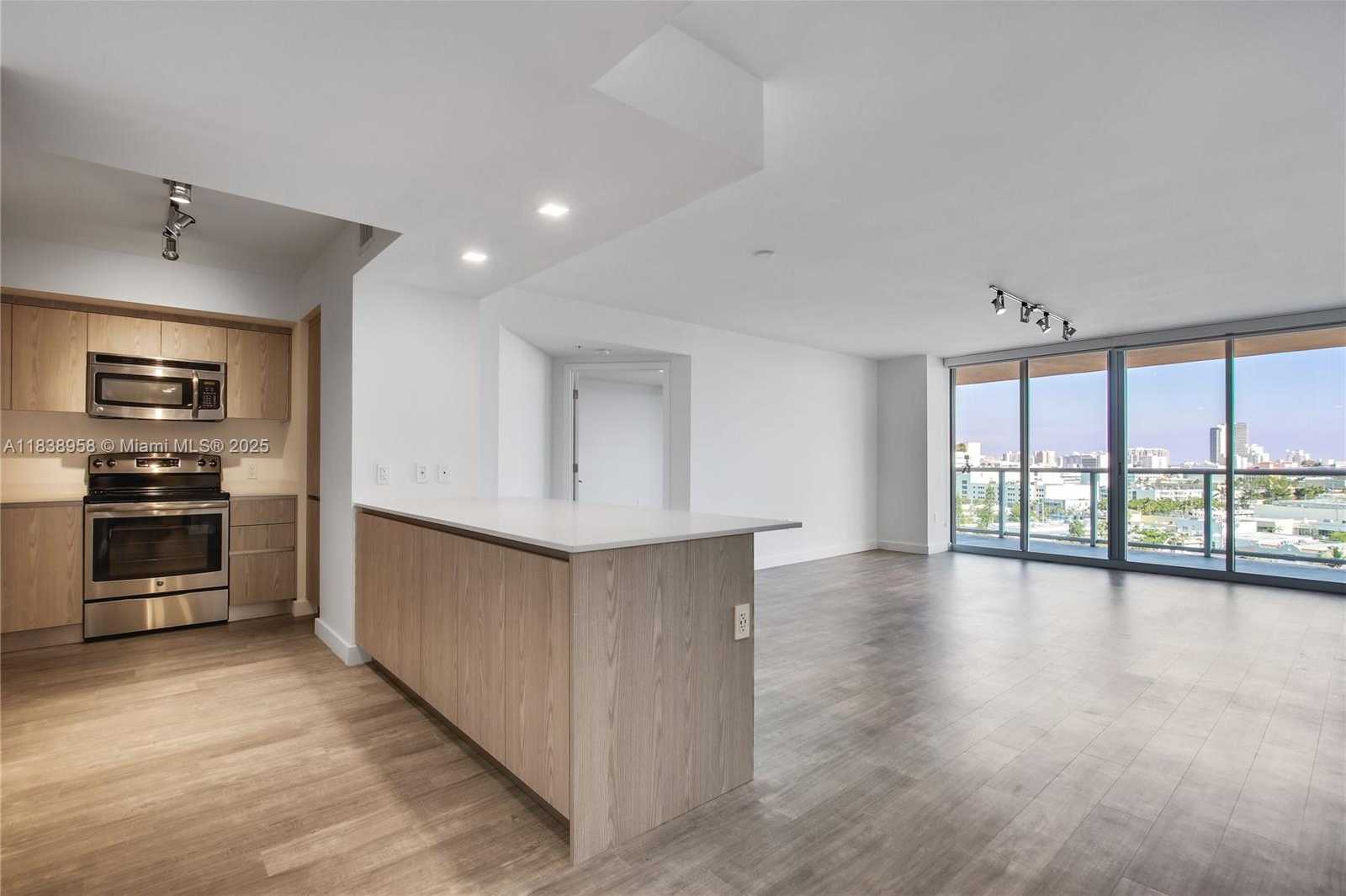 Small Image of 1500 BAY RD #C-2908, Miami Beach Number 2