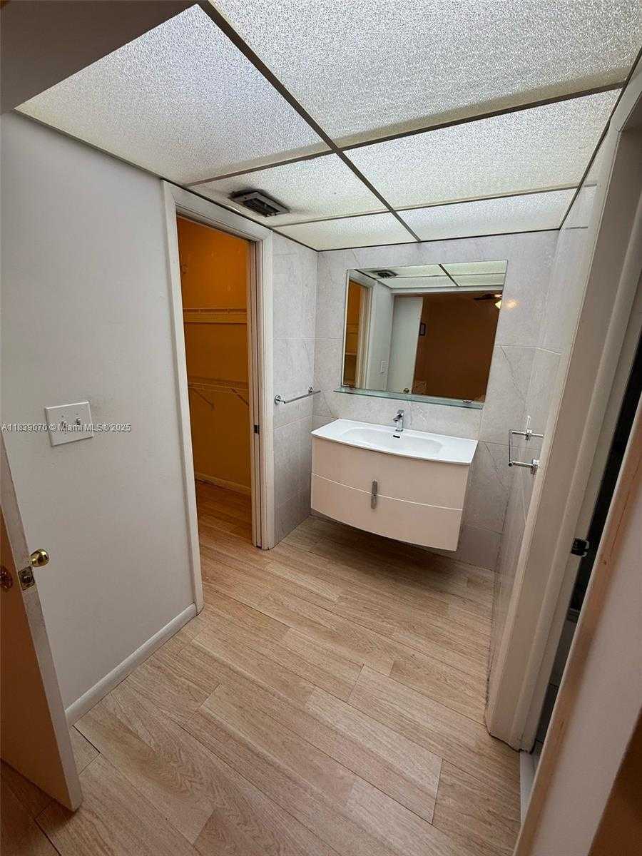 Small Image of 301 186TH ST, Sunny Isles Beach Number 9