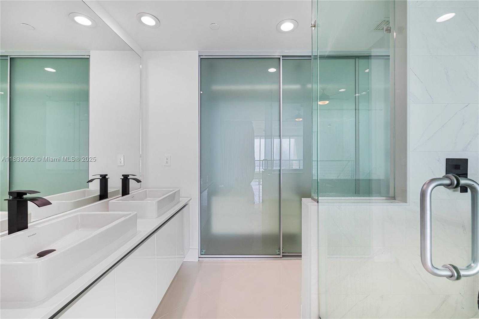 Small Image of 1040 BISCAYNE BLVD #4003, Miami Number 8