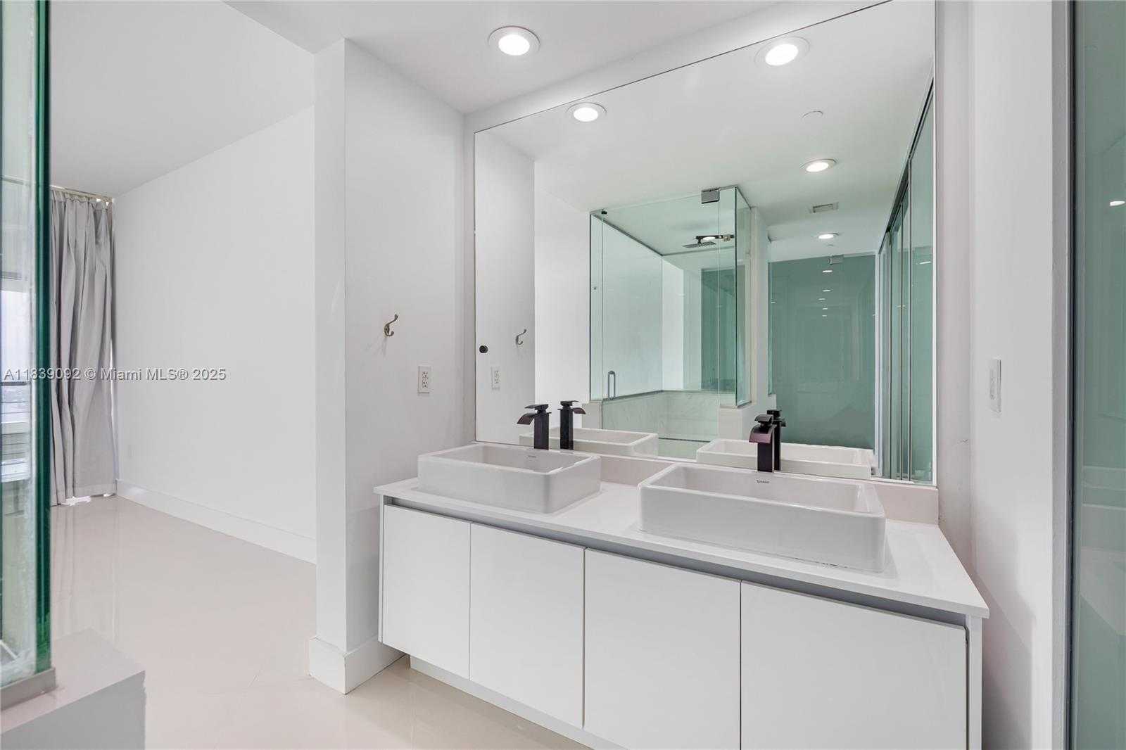 Small Image of 1040 BISCAYNE BLVD #4003, Miami Number 9