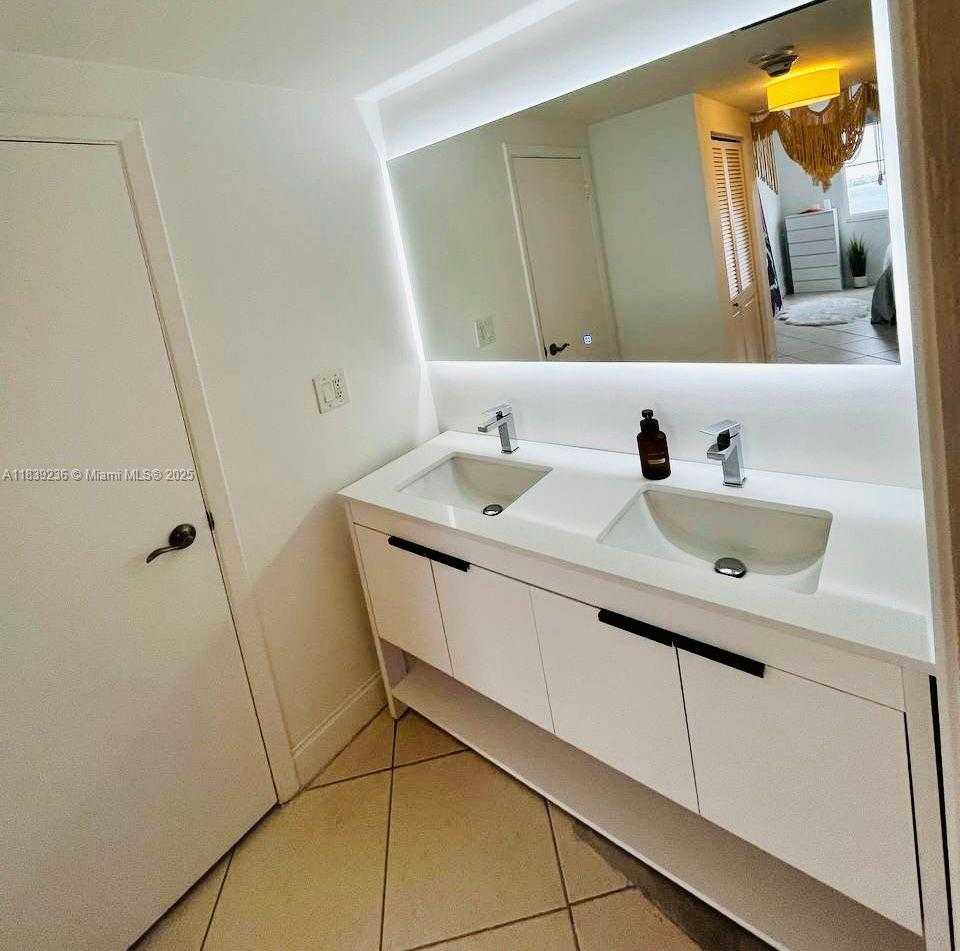 Small Image of 500 BAYVIEW DR #1228, Sunny Isles Beach Number 7