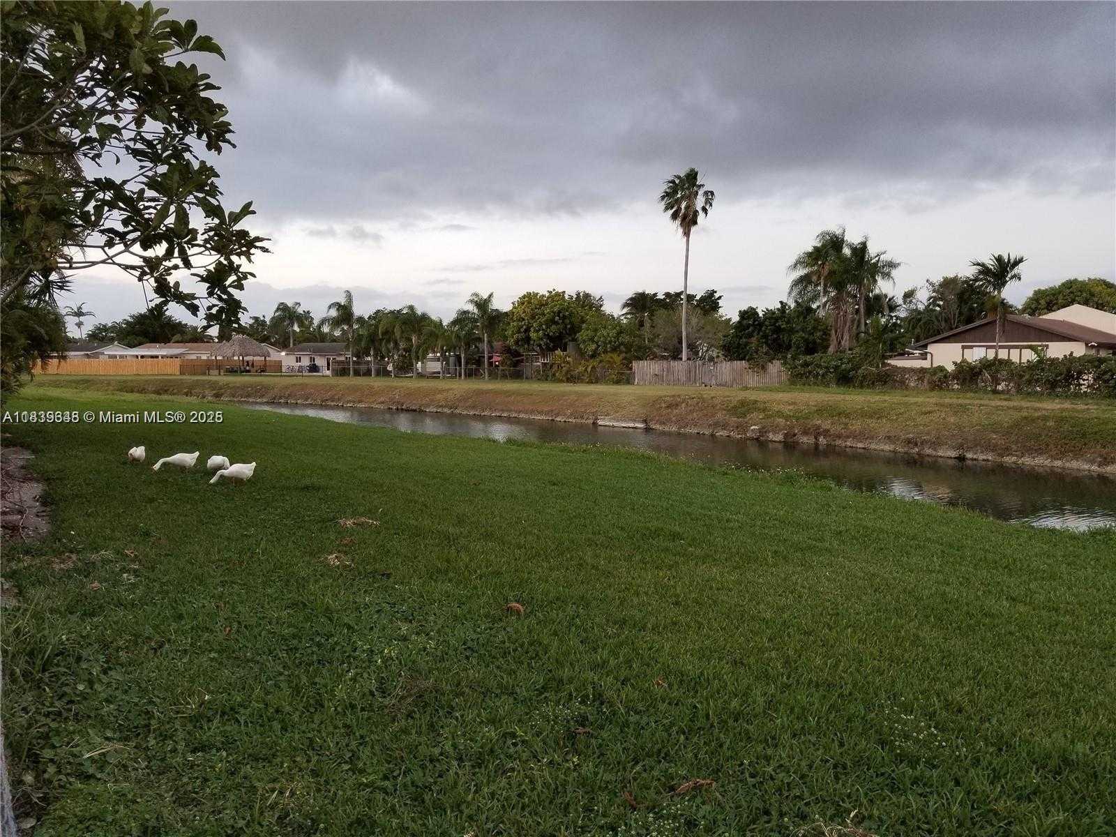 Small Image of 12335 SOUTH WEST 110TH S CANAL ST RD #12335, Miami Number 15