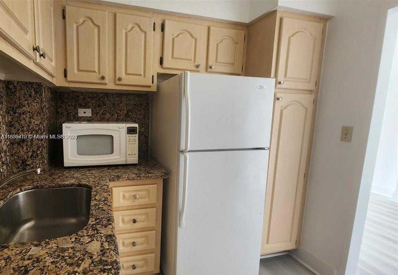 Small Image of 7441 WAYNE AVE #12P, Miami Beach Number 2