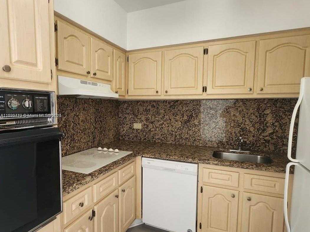 Small Image of 7441 WAYNE AVE #12P, Miami Beach Number 3