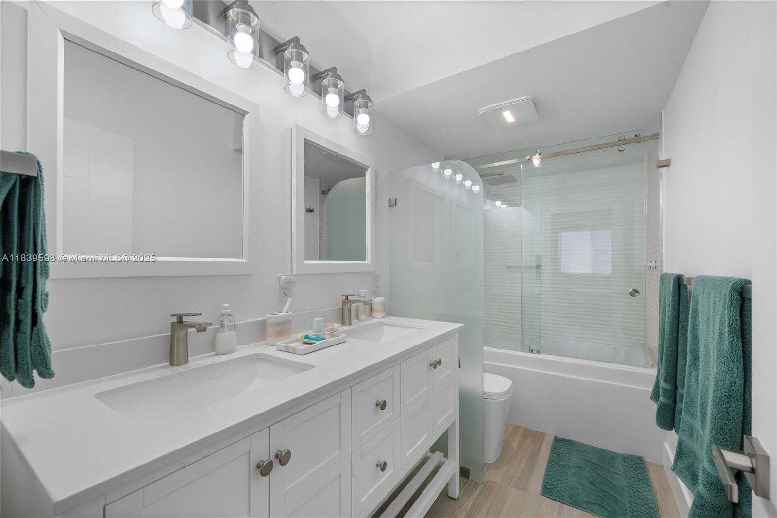 Small Image of 300 BAYVIEW DR #1510, Sunny Isles Beach Number 13