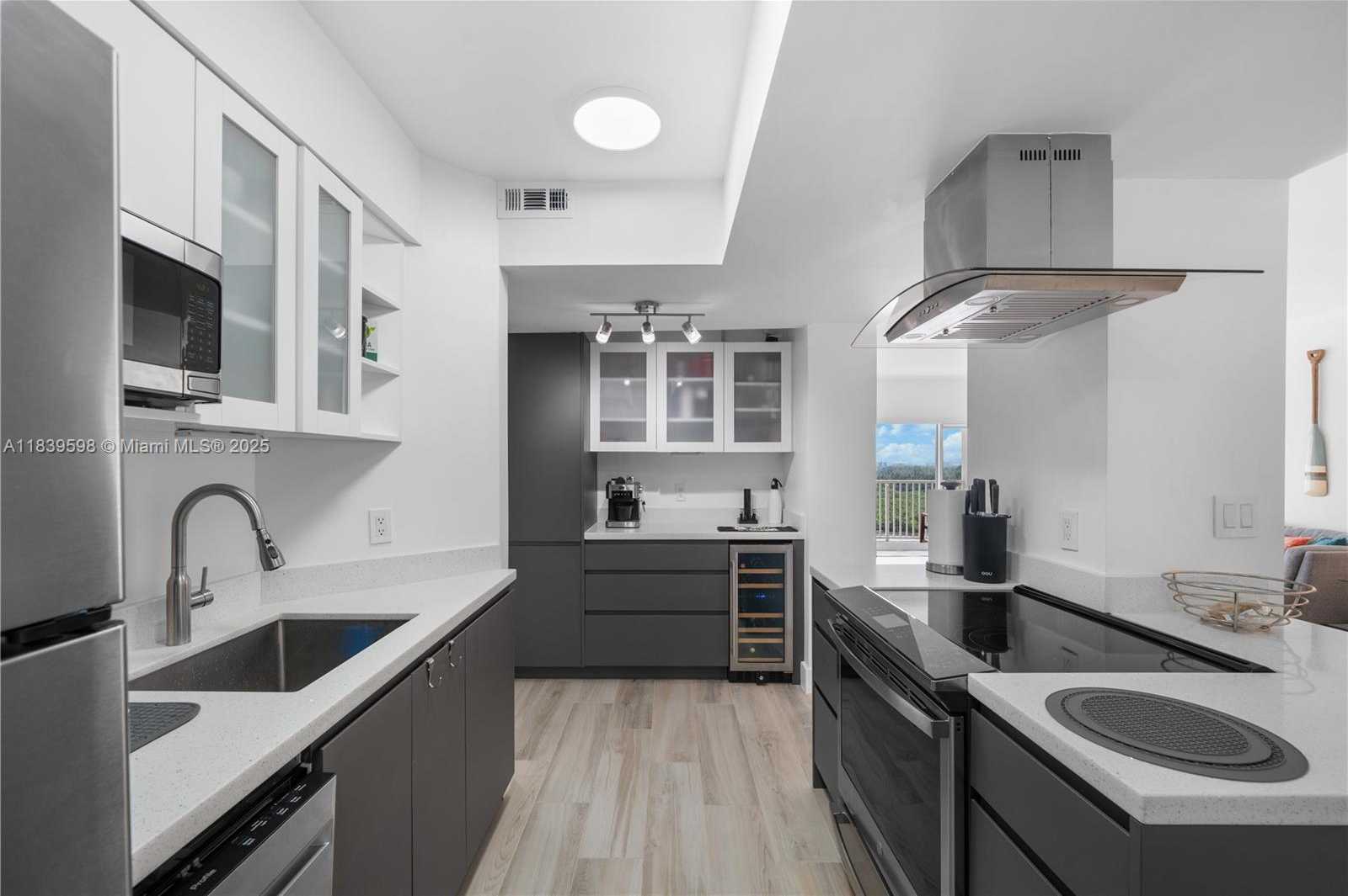 Small Image of 300 BAYVIEW DR #1510, Sunny Isles Beach Number 4