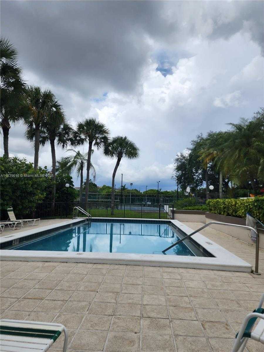 Small Image of 8666 SOUTH WEST 114TH PL, Miami Number 25