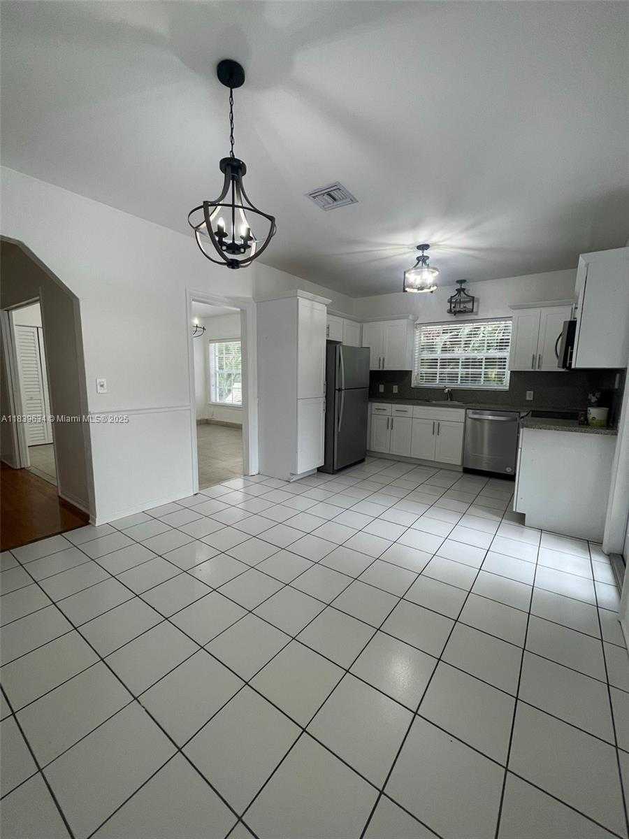 Small Image of 845 LORCA ST, Coral Gables Number 11