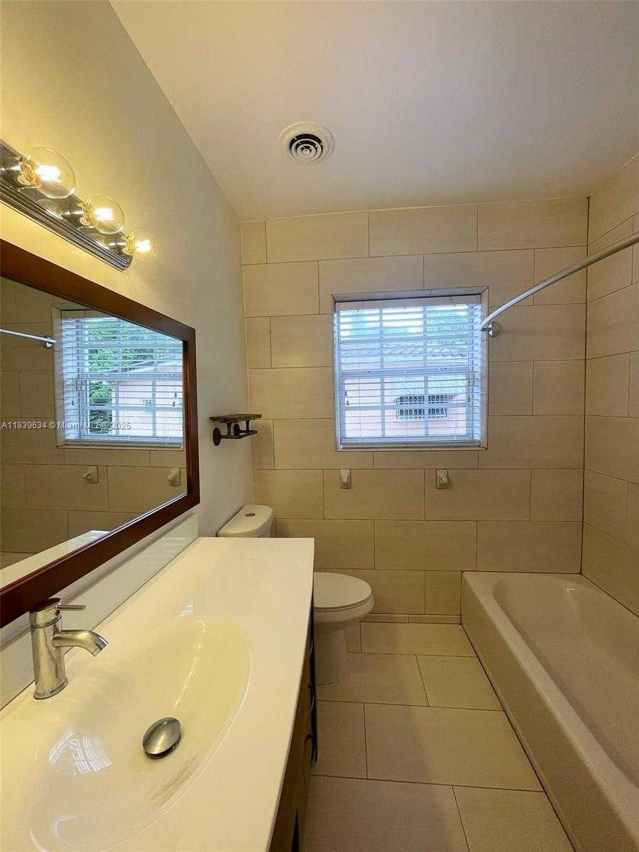 Small Image of 845 LORCA ST, Coral Gables Number 12
