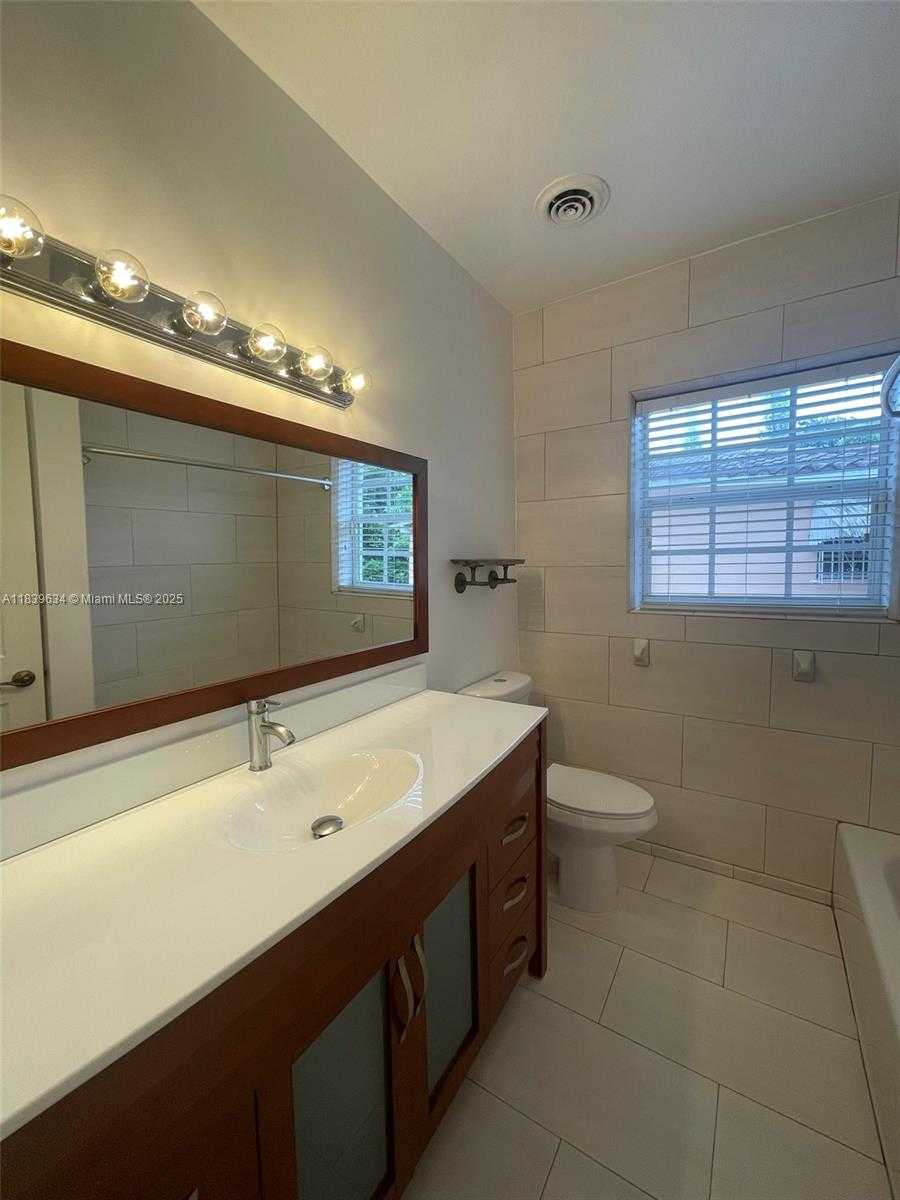 Small Image of 845 LORCA ST, Coral Gables Number 14