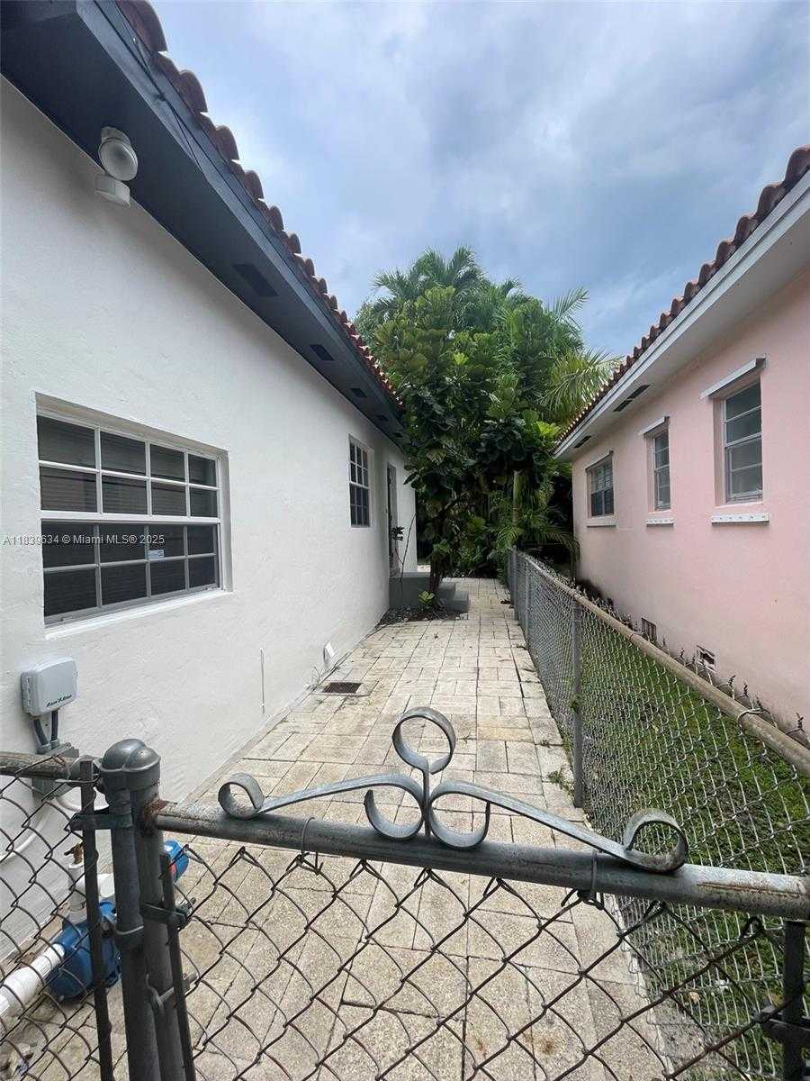Small Image of 845 LORCA ST, Coral Gables Number 29