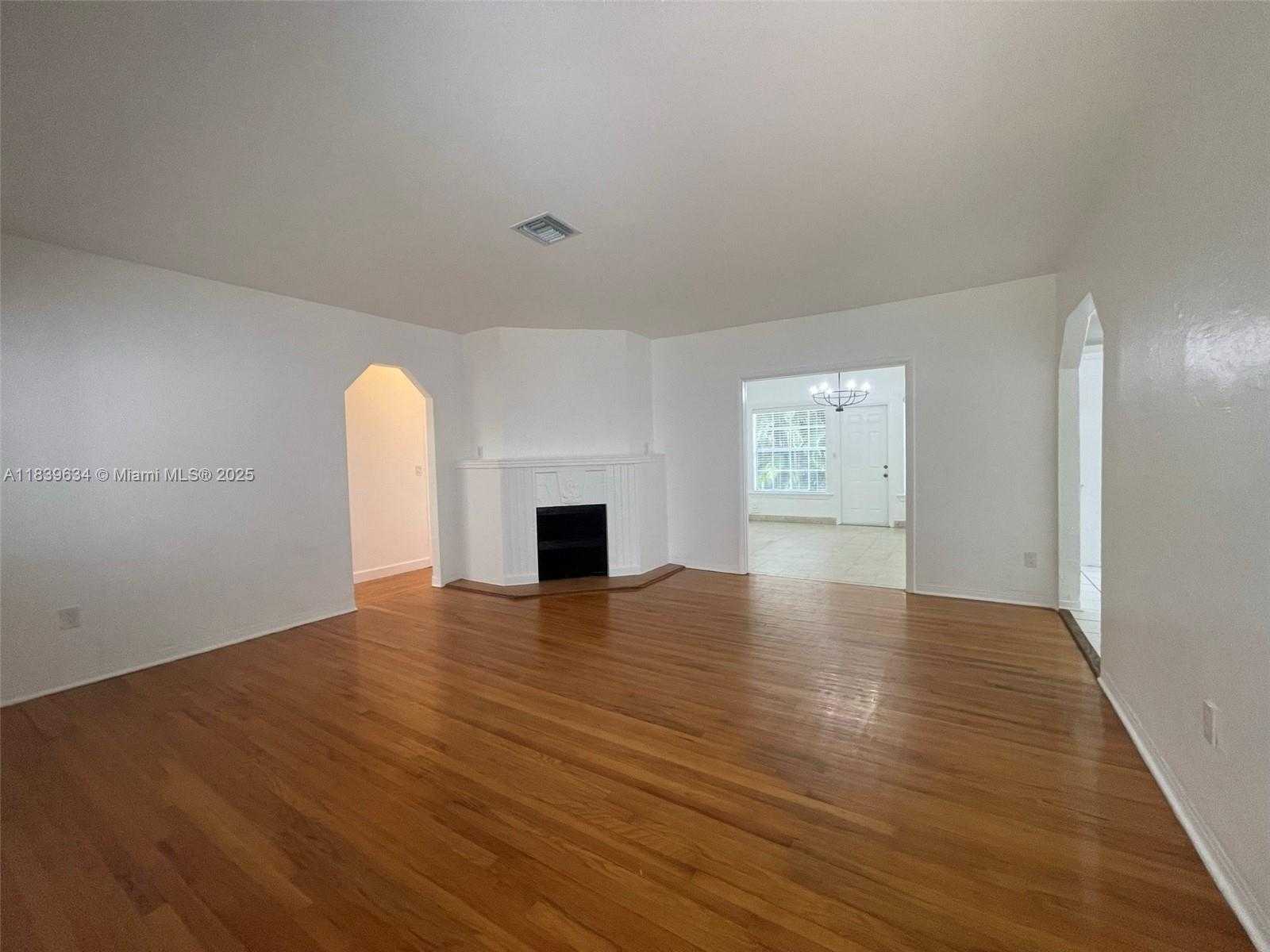 Small Image of 845 LORCA ST, Coral Gables Number 3
