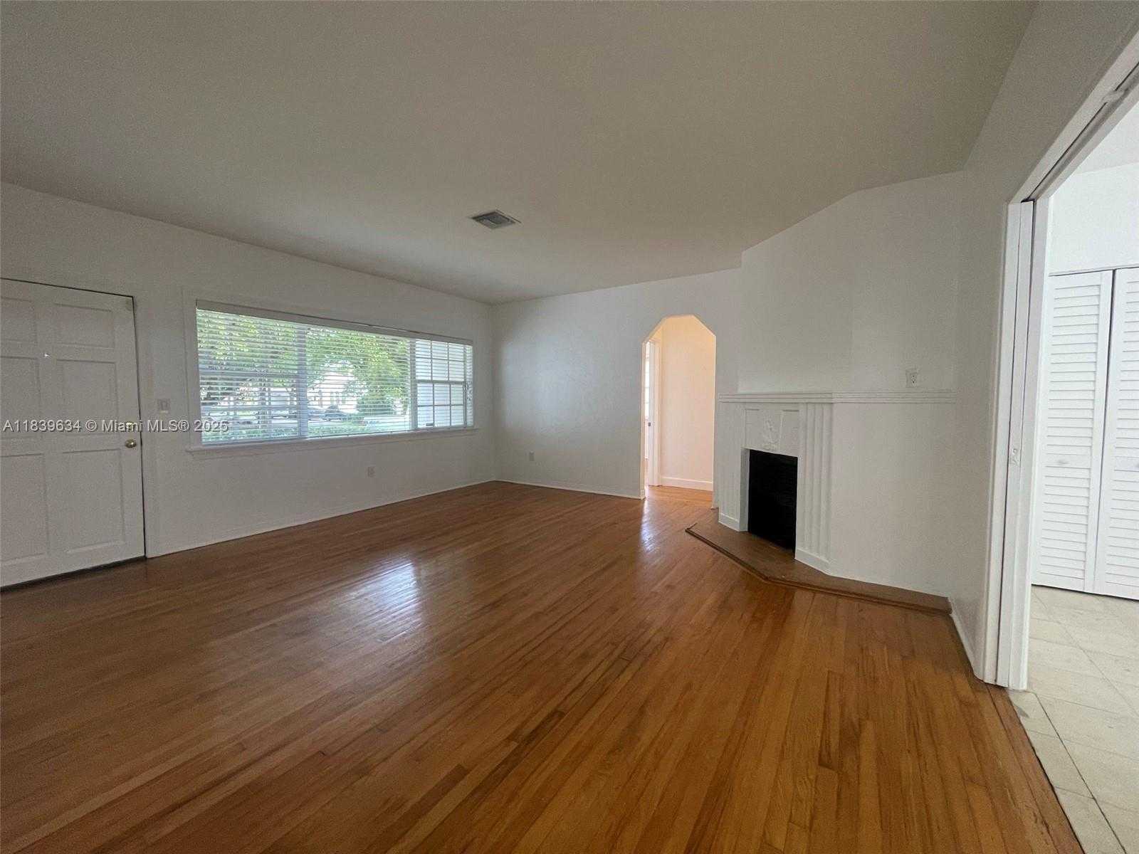 Small Image of 845 LORCA ST, Coral Gables Number 4