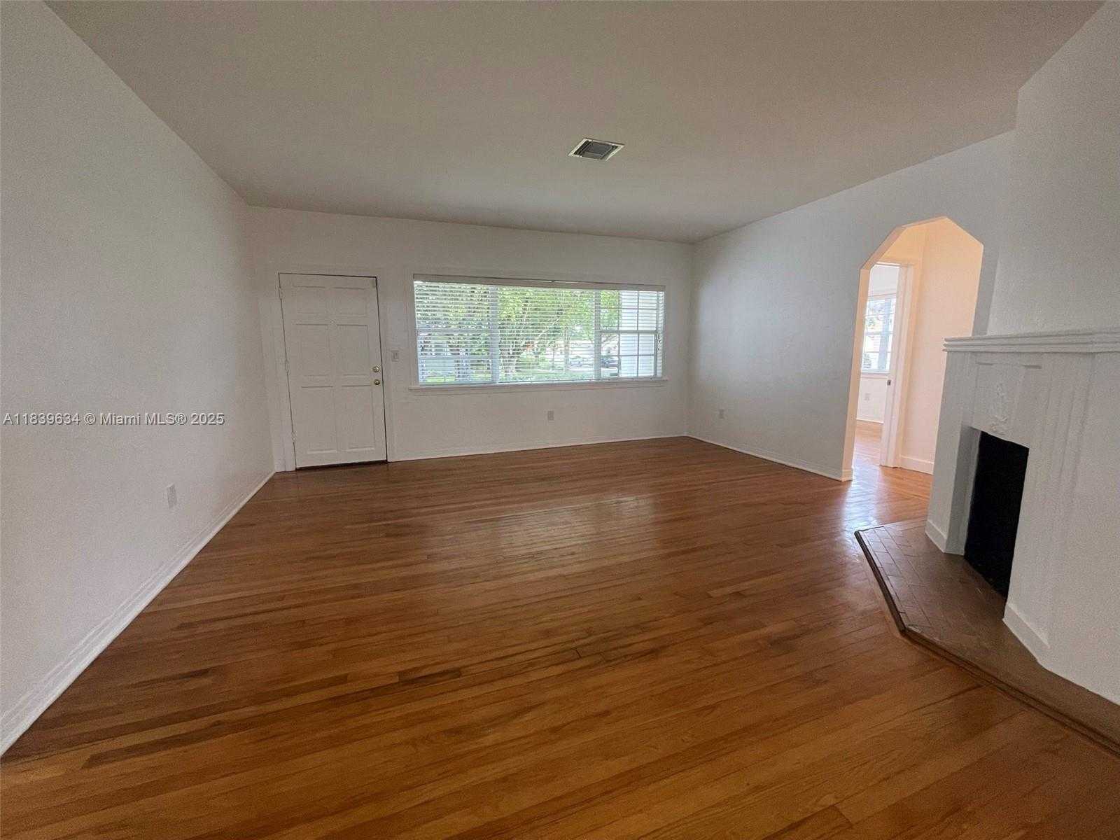 Small Image of 845 LORCA ST, Coral Gables Number 5