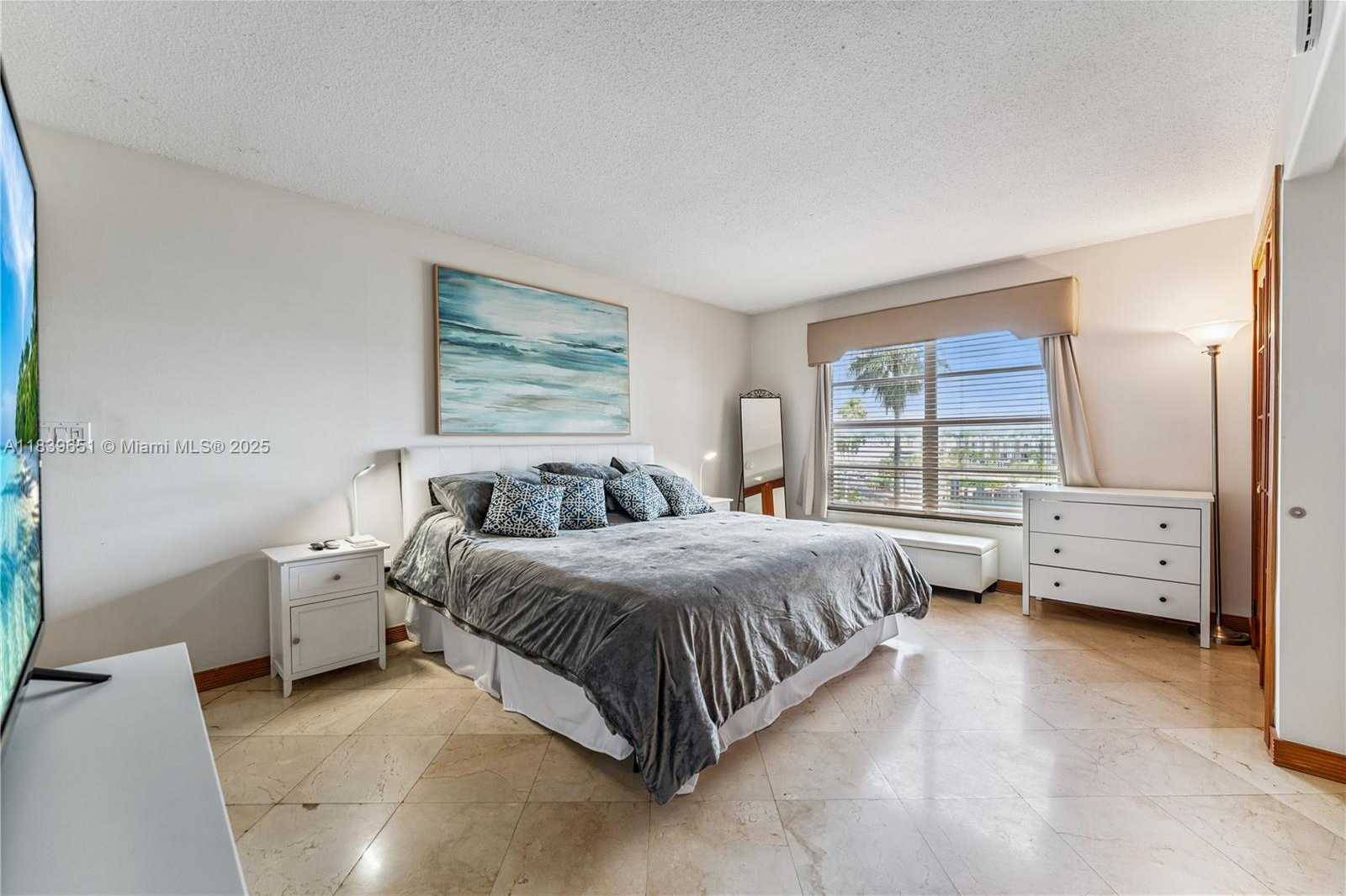 Small Image of 11111 BISCAYNE BLVD #4H, Miami Number 10