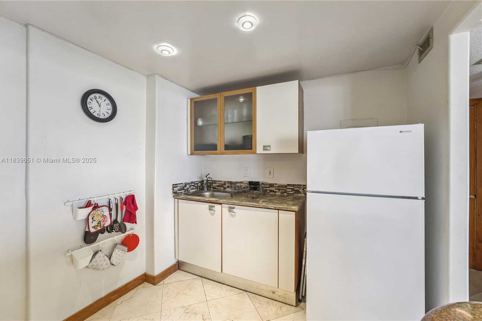 Small Image of 11111 BISCAYNE BLVD #4H, Miami Number 3
