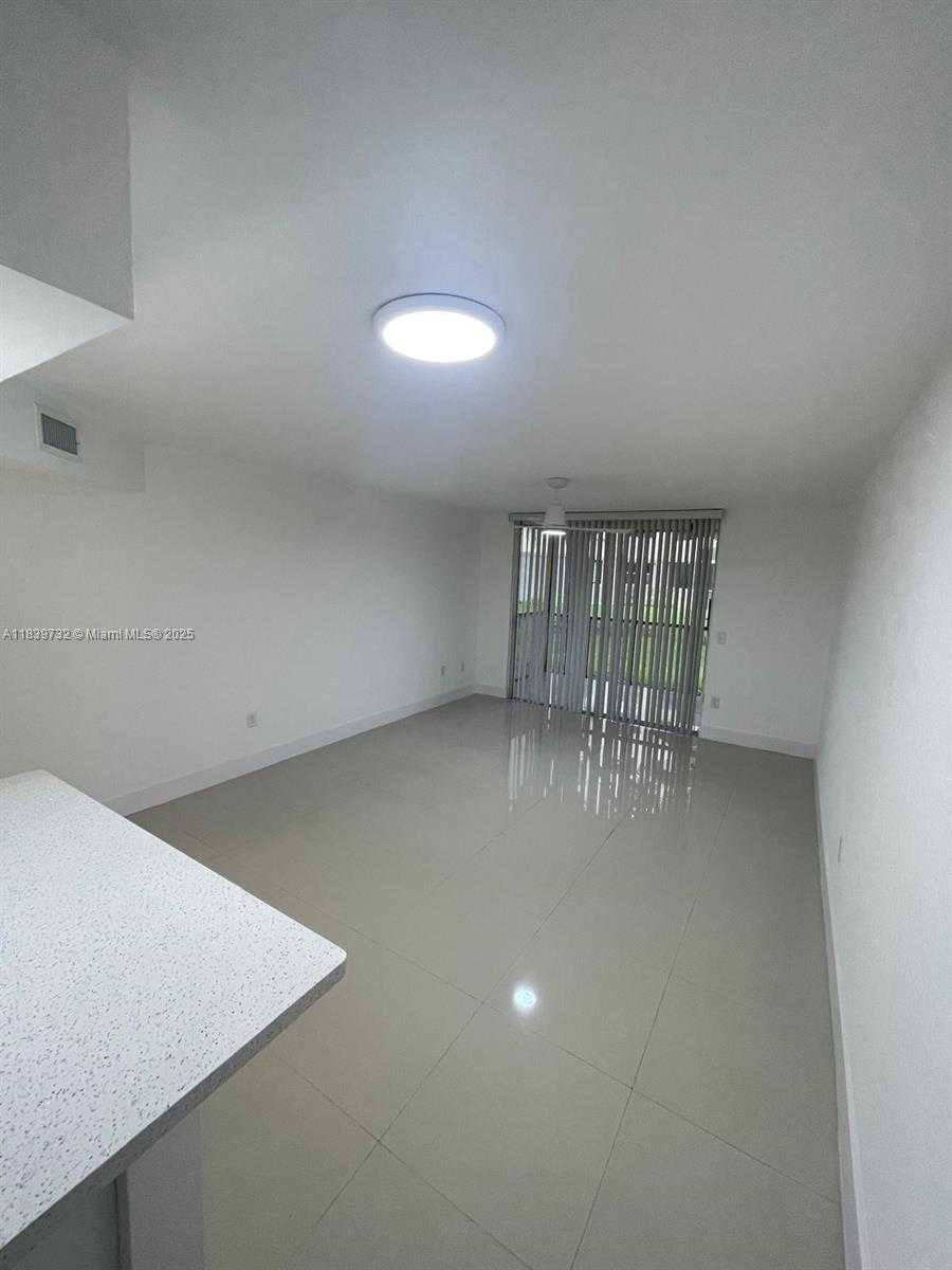 Small Image of 8225 LAKE DR #104, Doral Number 10