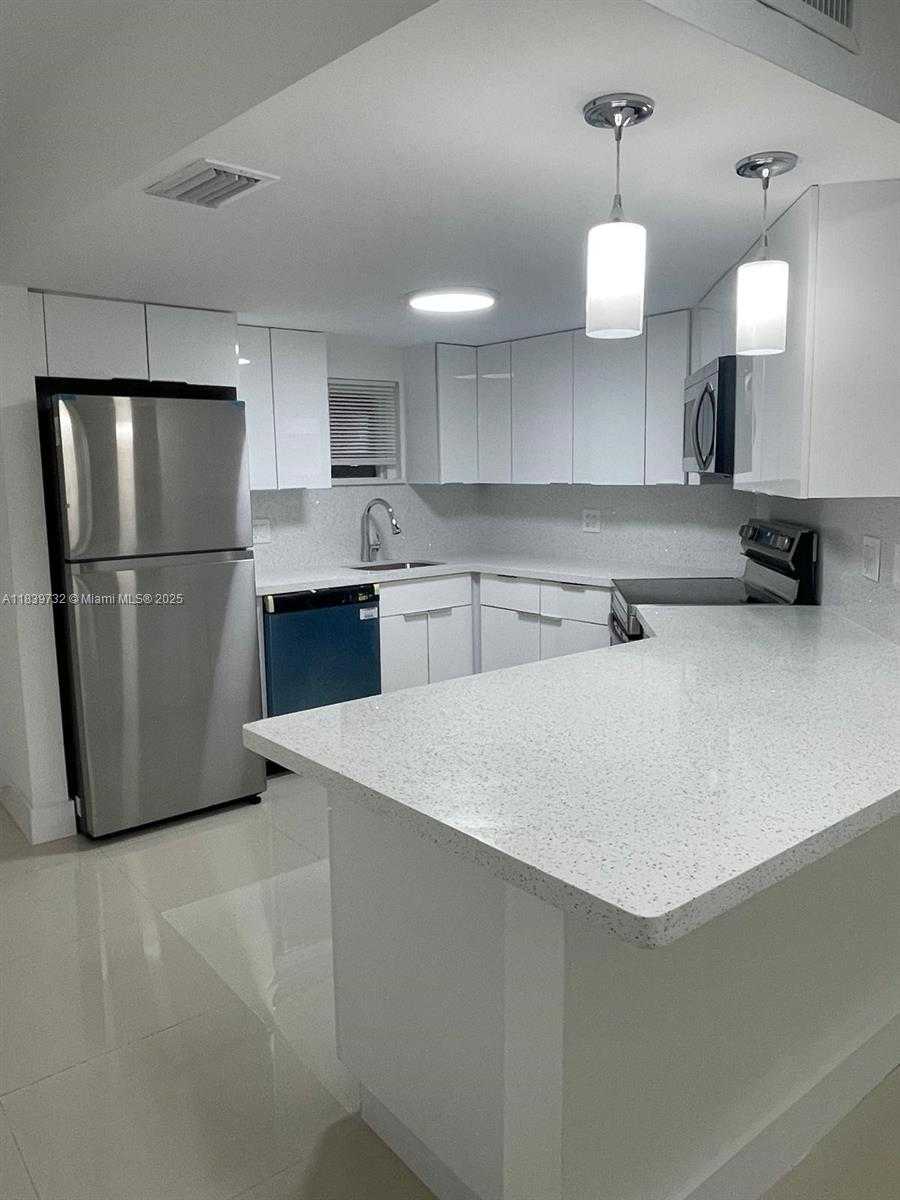 Small Image of 8225 LAKE DR #104, Doral Number 2