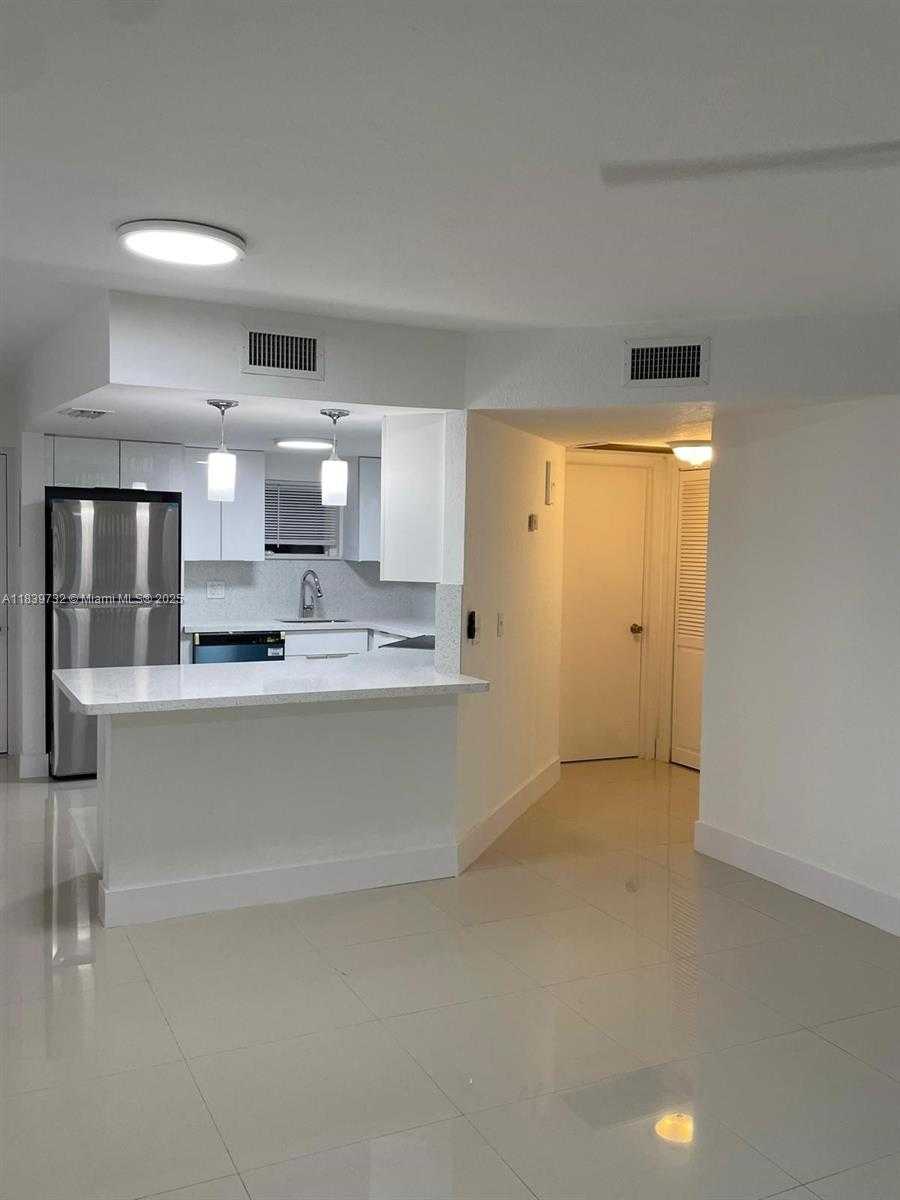Small Image of 8225 LAKE DR #104, Doral Number 3