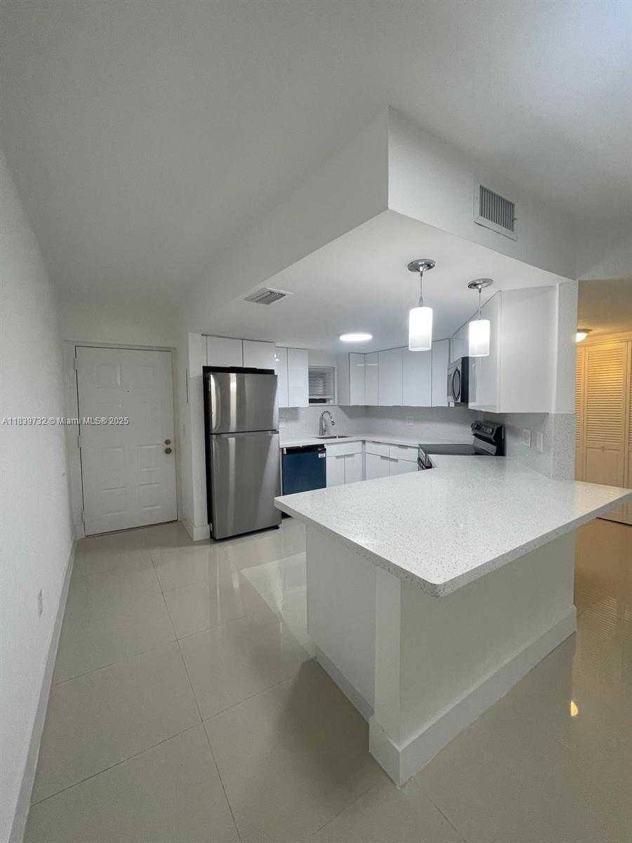 Small Image of 8225 LAKE DR #104, Doral Number 4