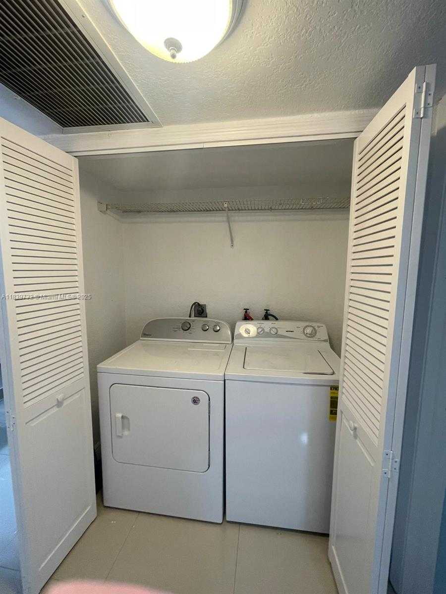 Small Image of 8225 LAKE DR #104, Doral Number 5