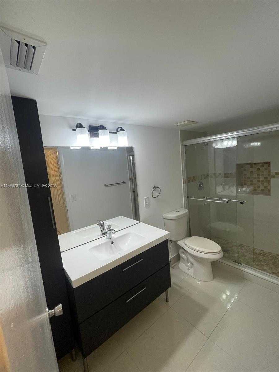 Small Image of 8225 LAKE DR #104, Doral Number 6