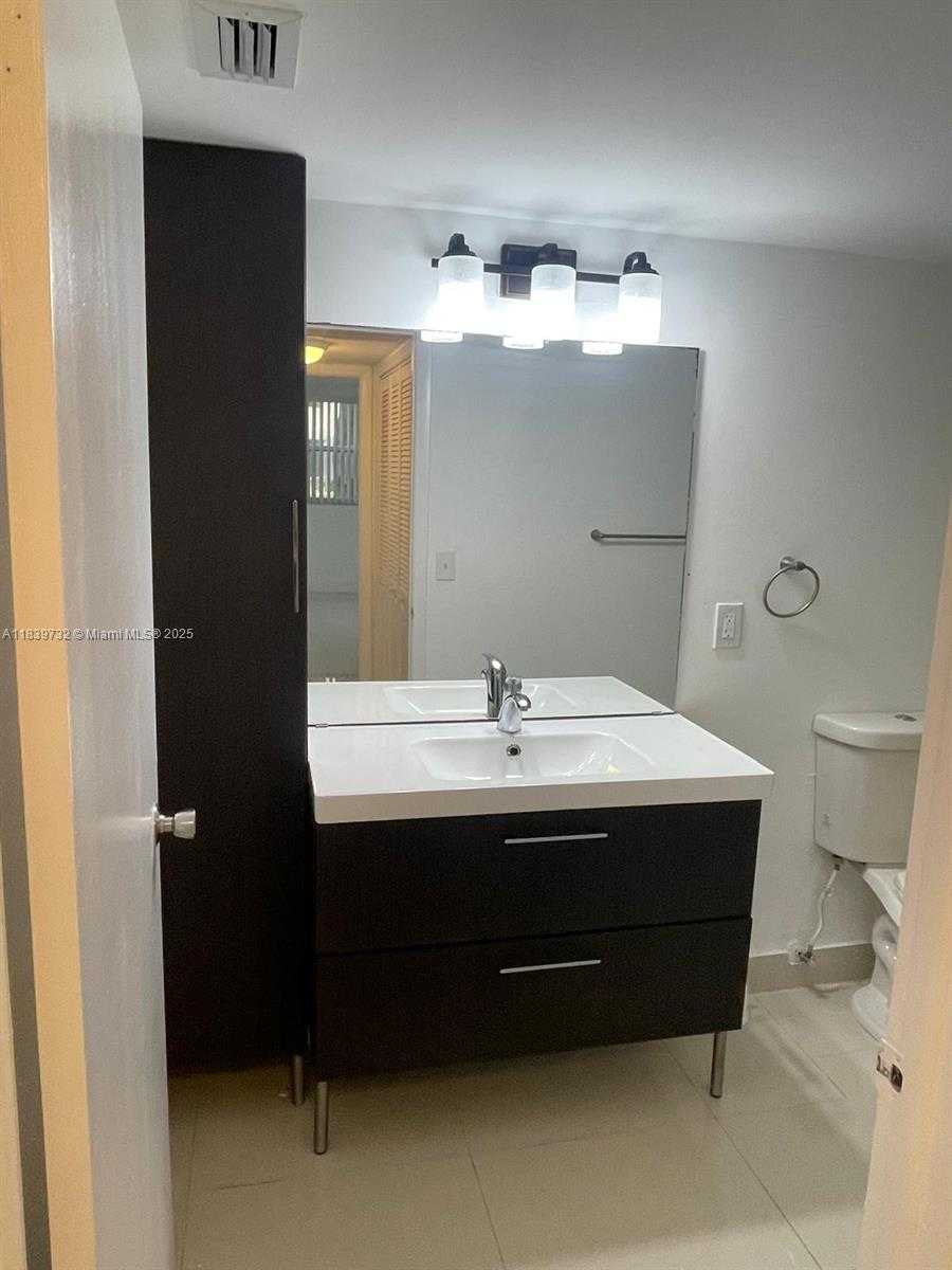 Small Image of 8225 LAKE DR #104, Doral Number 7