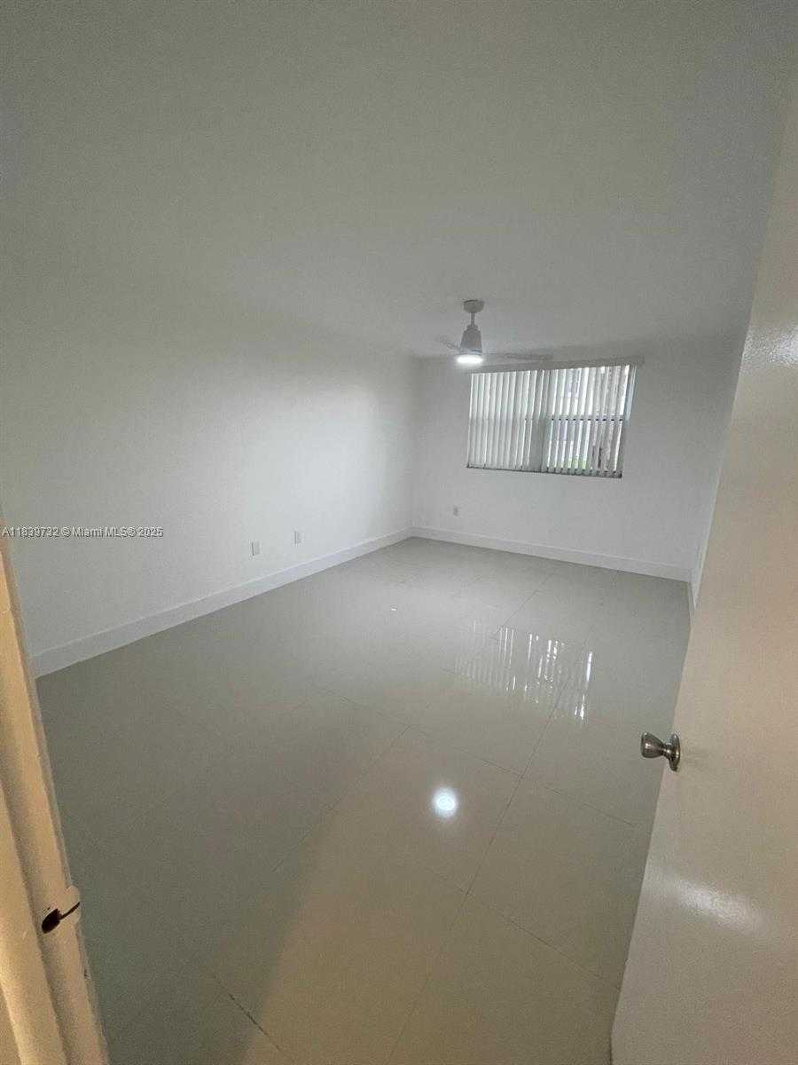 Small Image of 8225 LAKE DR #104, Doral Number 9
