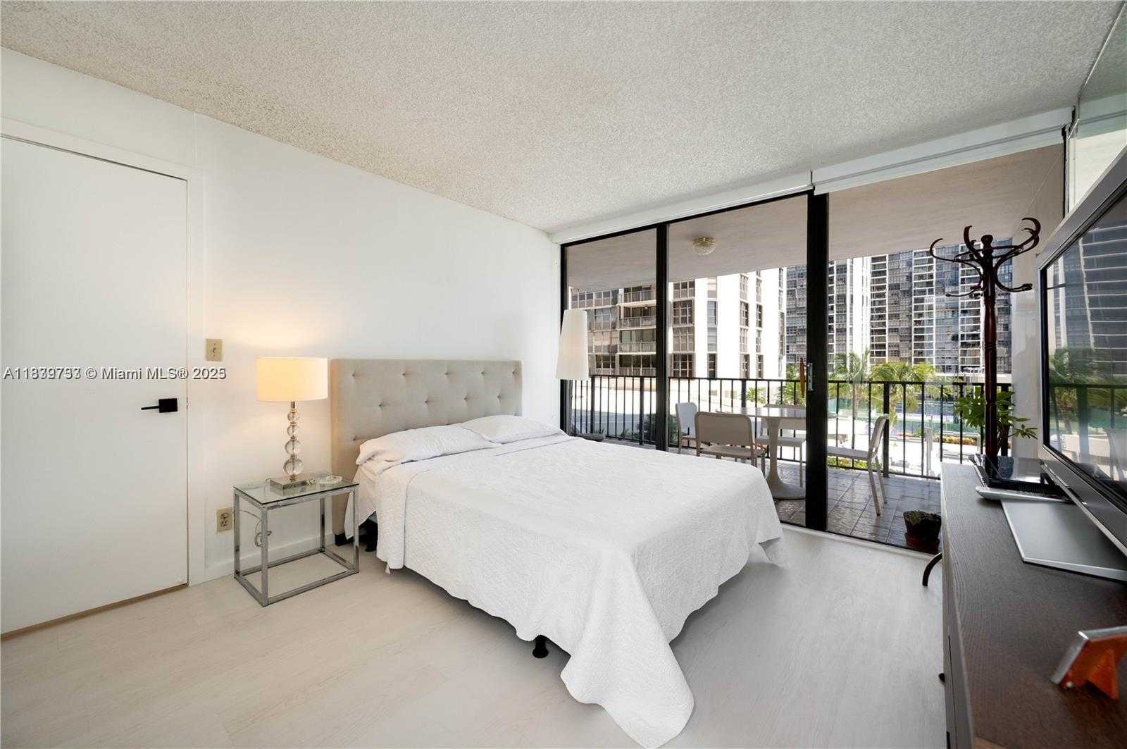 Small Image of 1925 BRICKELL AVE #D404, Miami Number 8
