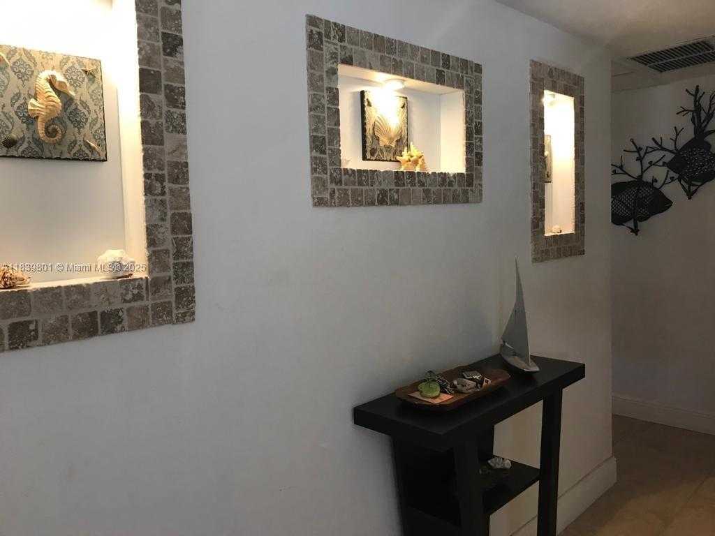 Small Image of 320 SOUTH SURF RD #305, Hollywood Number 13