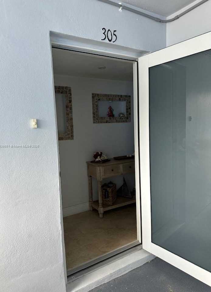 Small Image of 320 SOUTH SURF RD #305, Hollywood Number 2