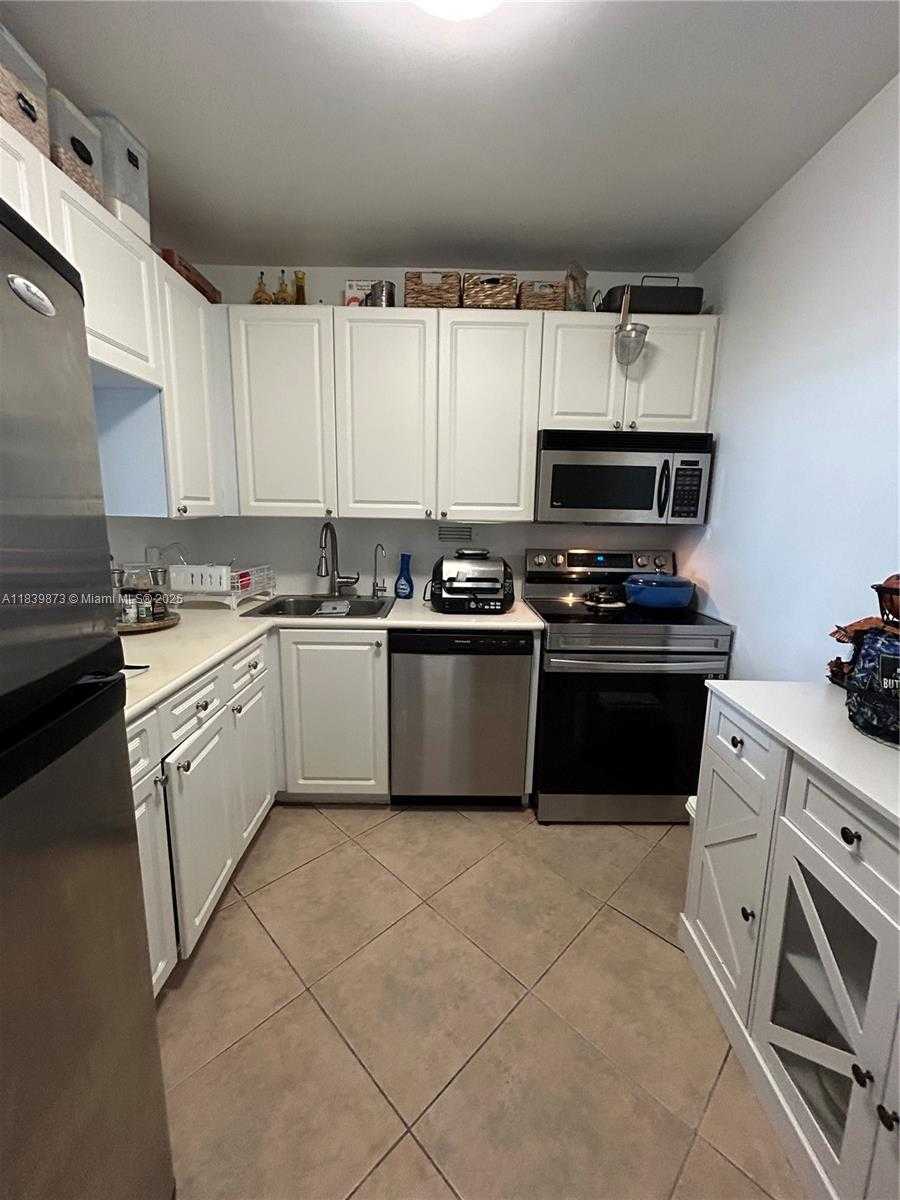 Small Image of 1455 NORTH TREASURE DR #4C, North Bay Village Number 6
