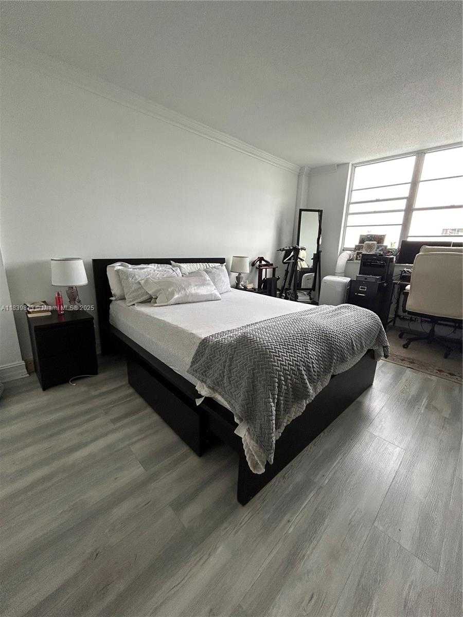 Small Image of 1455 NORTH TREASURE DR #4C, North Bay Village Number 7