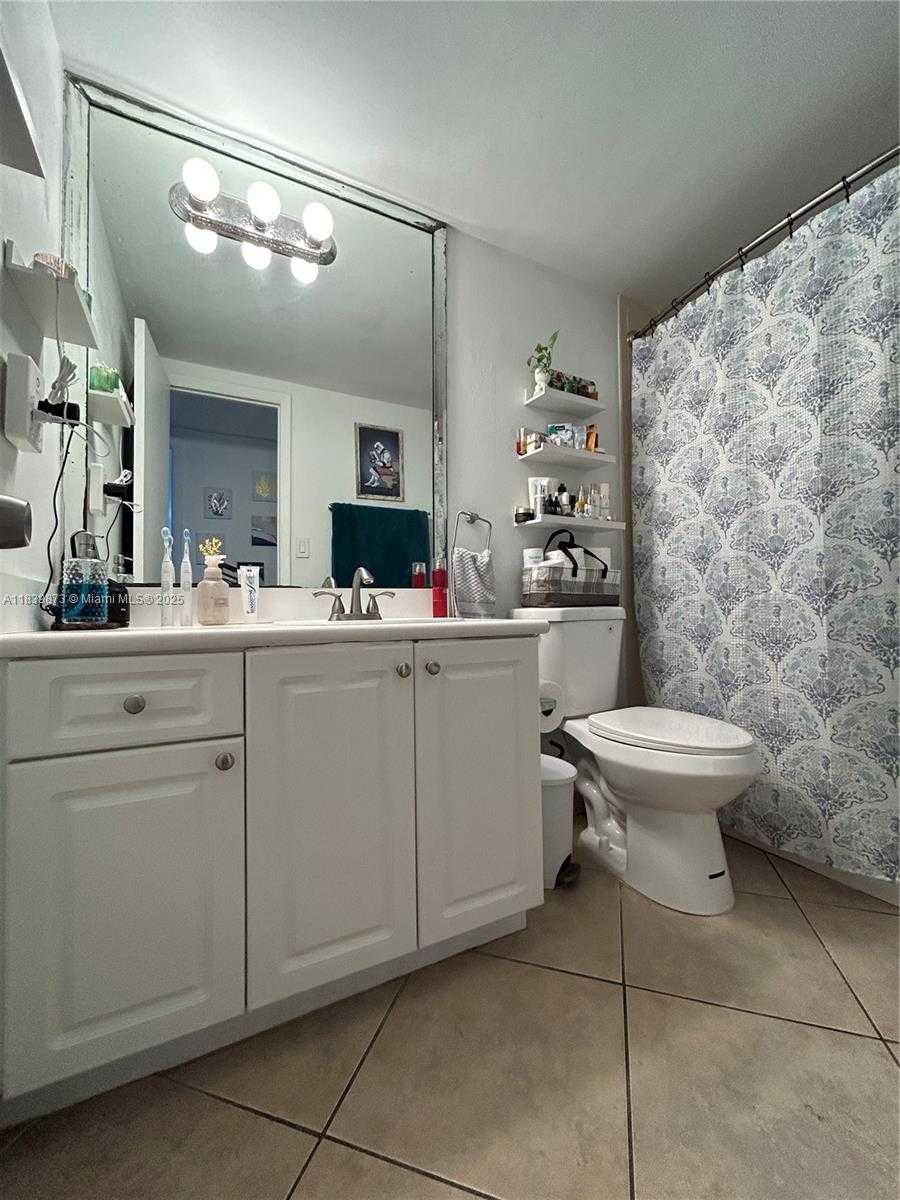 Small Image of 1455 NORTH TREASURE DR #4C, North Bay Village Number 9