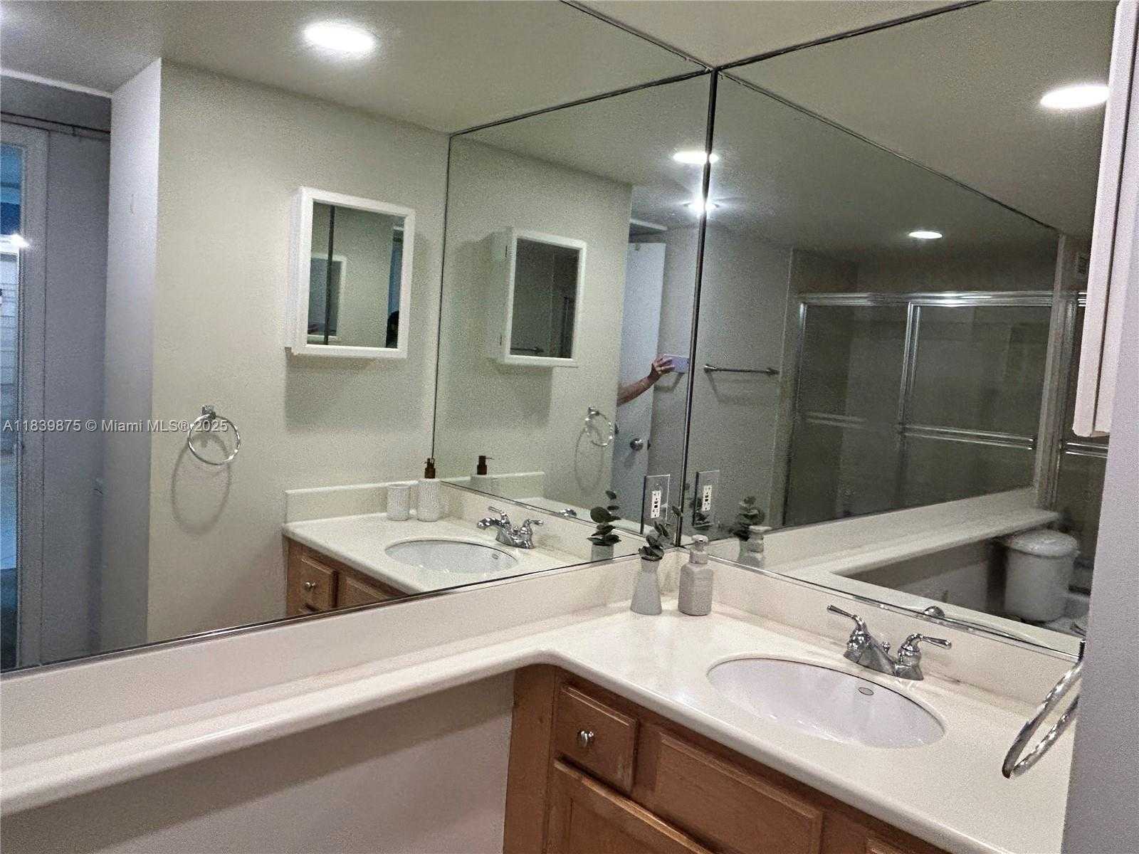 Small Image of 5600 COLLINS AVE #15V, Miami Beach Number 28
