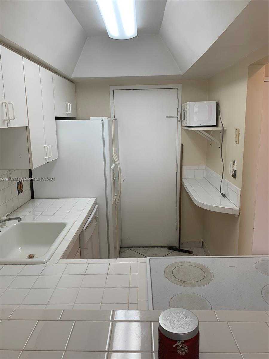 Small Image of 2899 COLLINS AVE #1102, Miami Beach Number 2