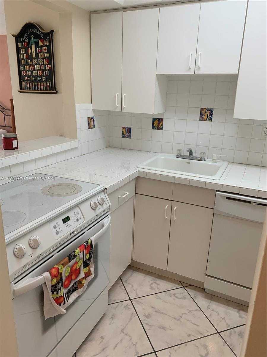 Small Image of 2899 COLLINS AVE #1102, Miami Beach Number 3
