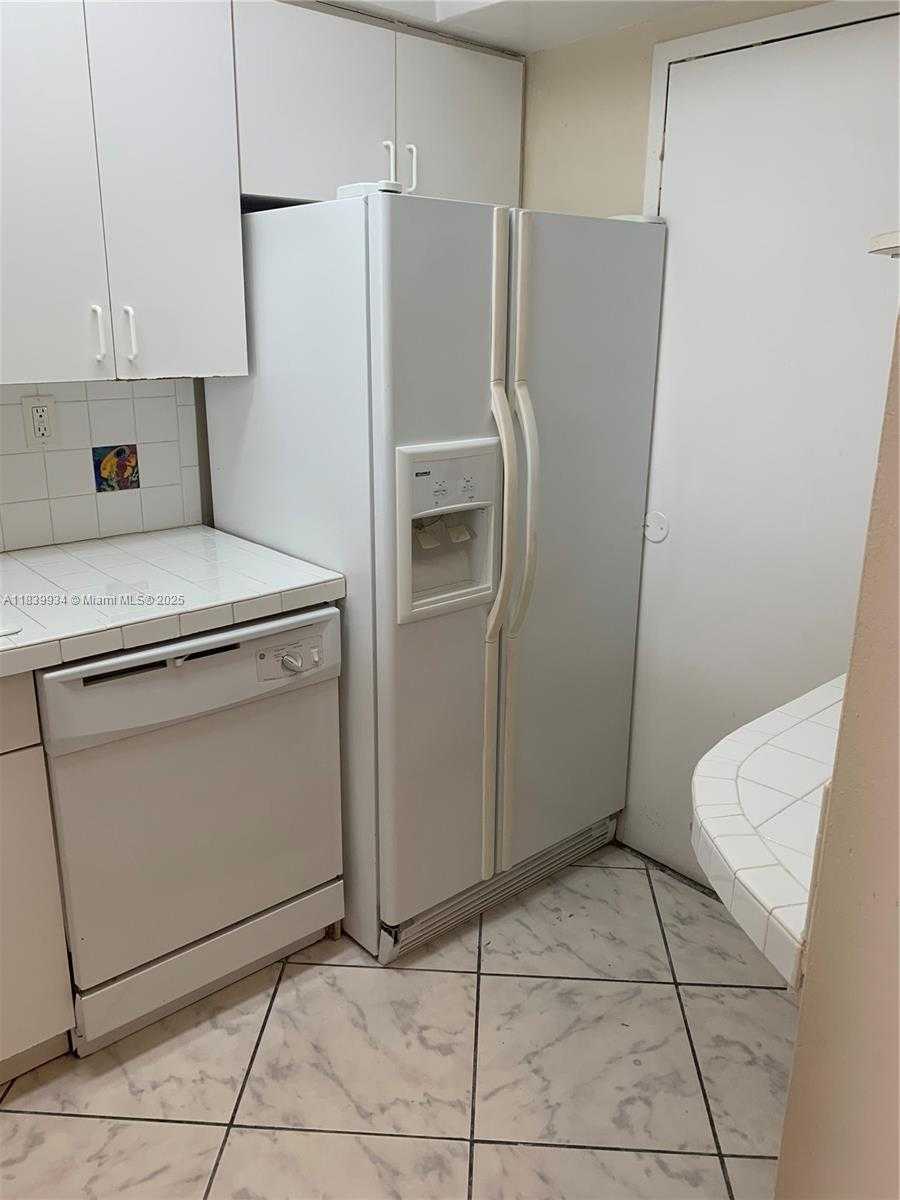 Small Image of 2899 COLLINS AVE #1102, Miami Beach Number 4