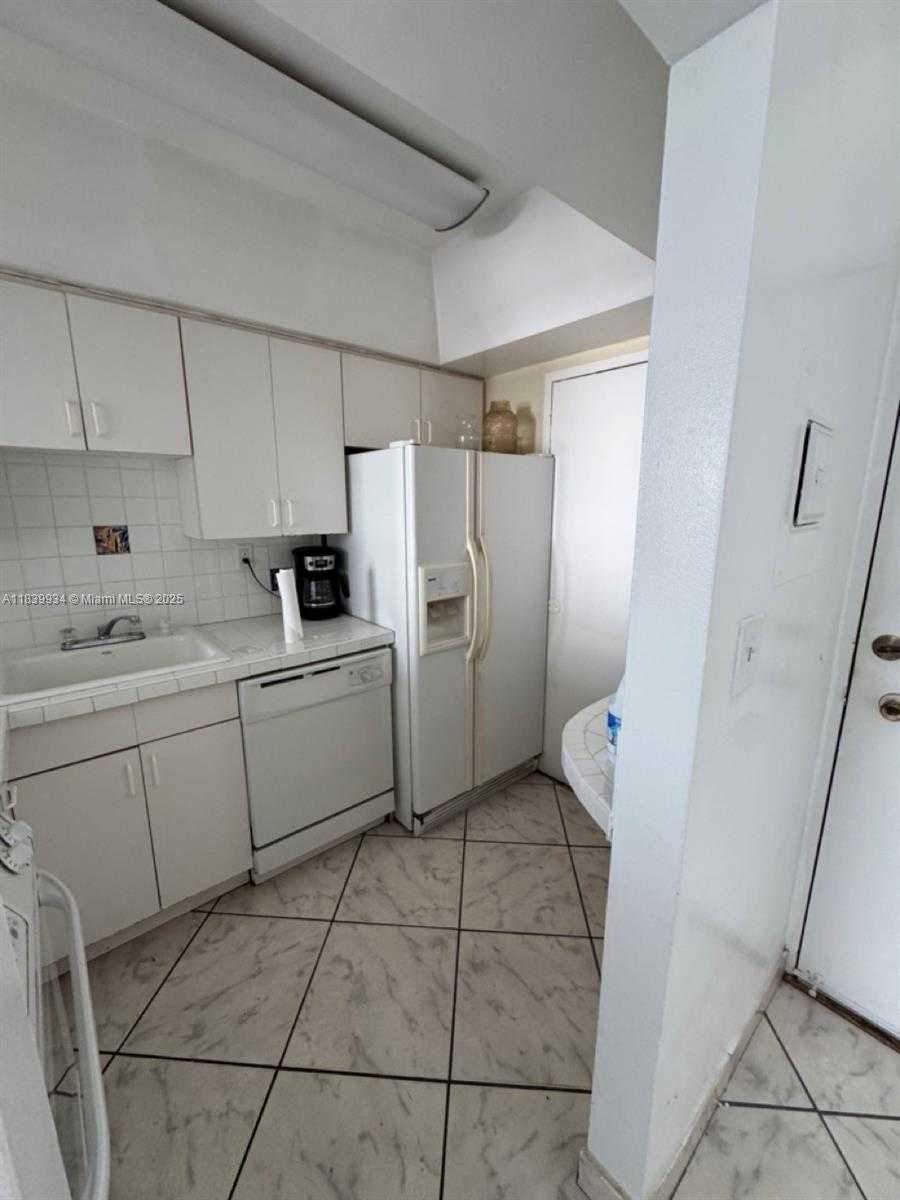 Small Image of 2899 COLLINS AVE #1102, Miami Beach Number 5