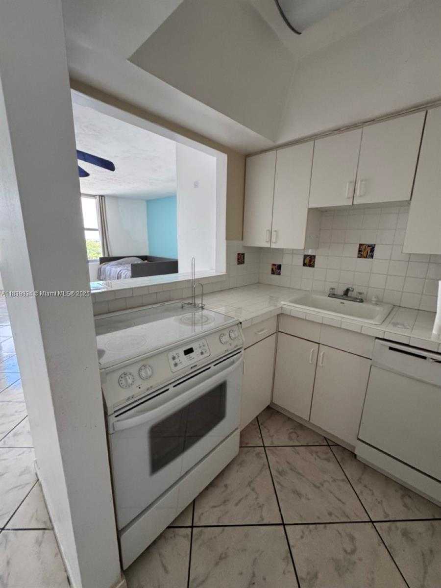 Small Image of 2899 COLLINS AVE #1102, Miami Beach Number 6